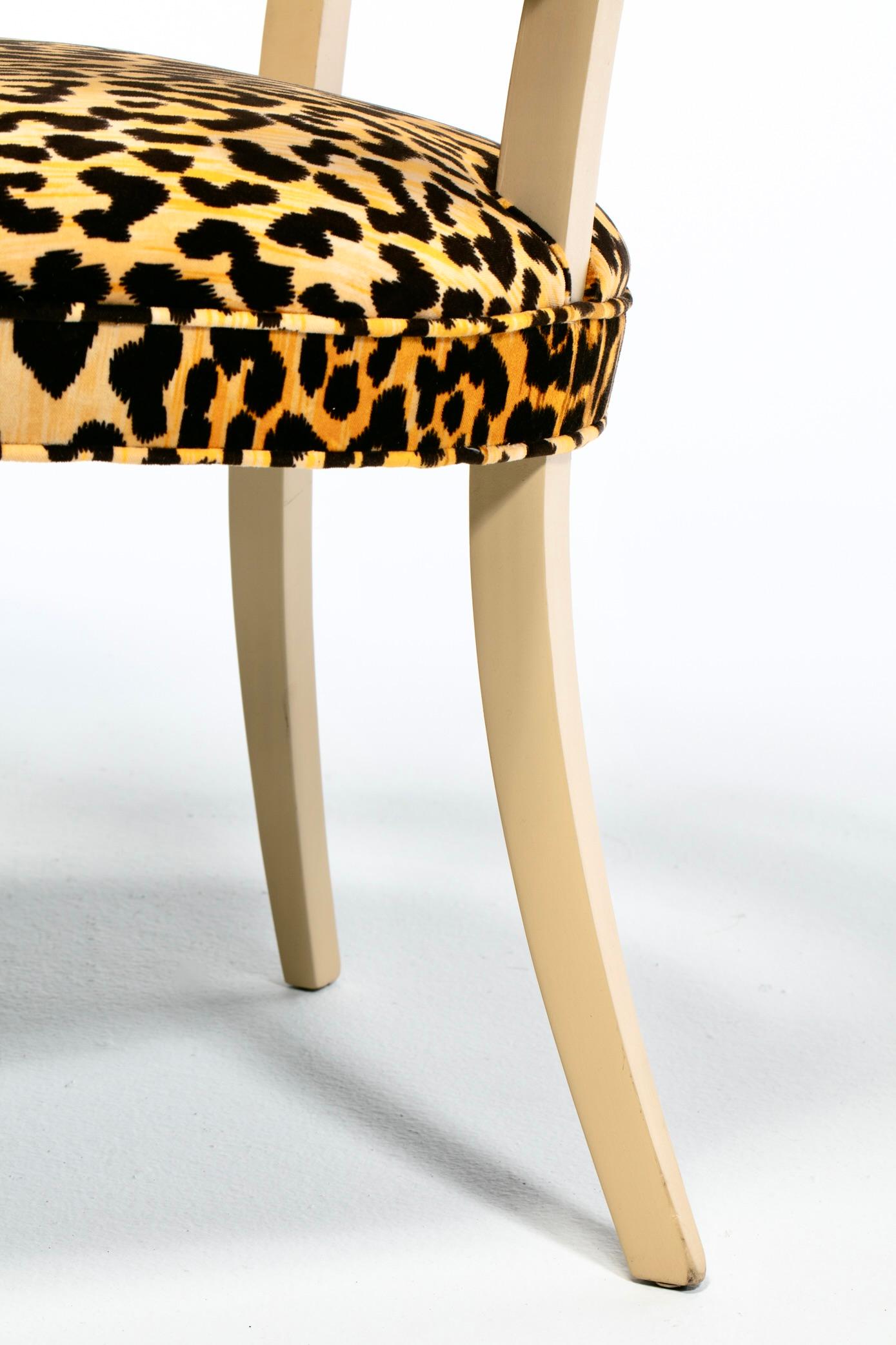 Chaise d'appoint Klismos de Billy Haines en velours léopard et acajou blanchi en vente 10