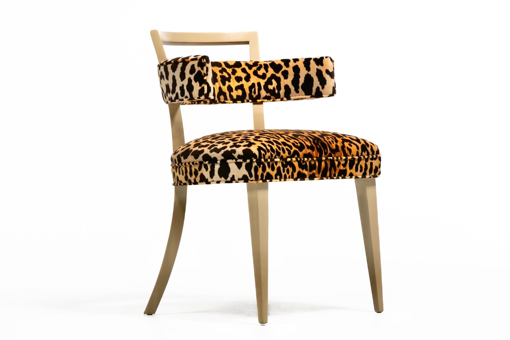 Hollywood Regency Chaise d'appoint Klismos de Billy Haines en velours léopard et acajou blanchi en vente