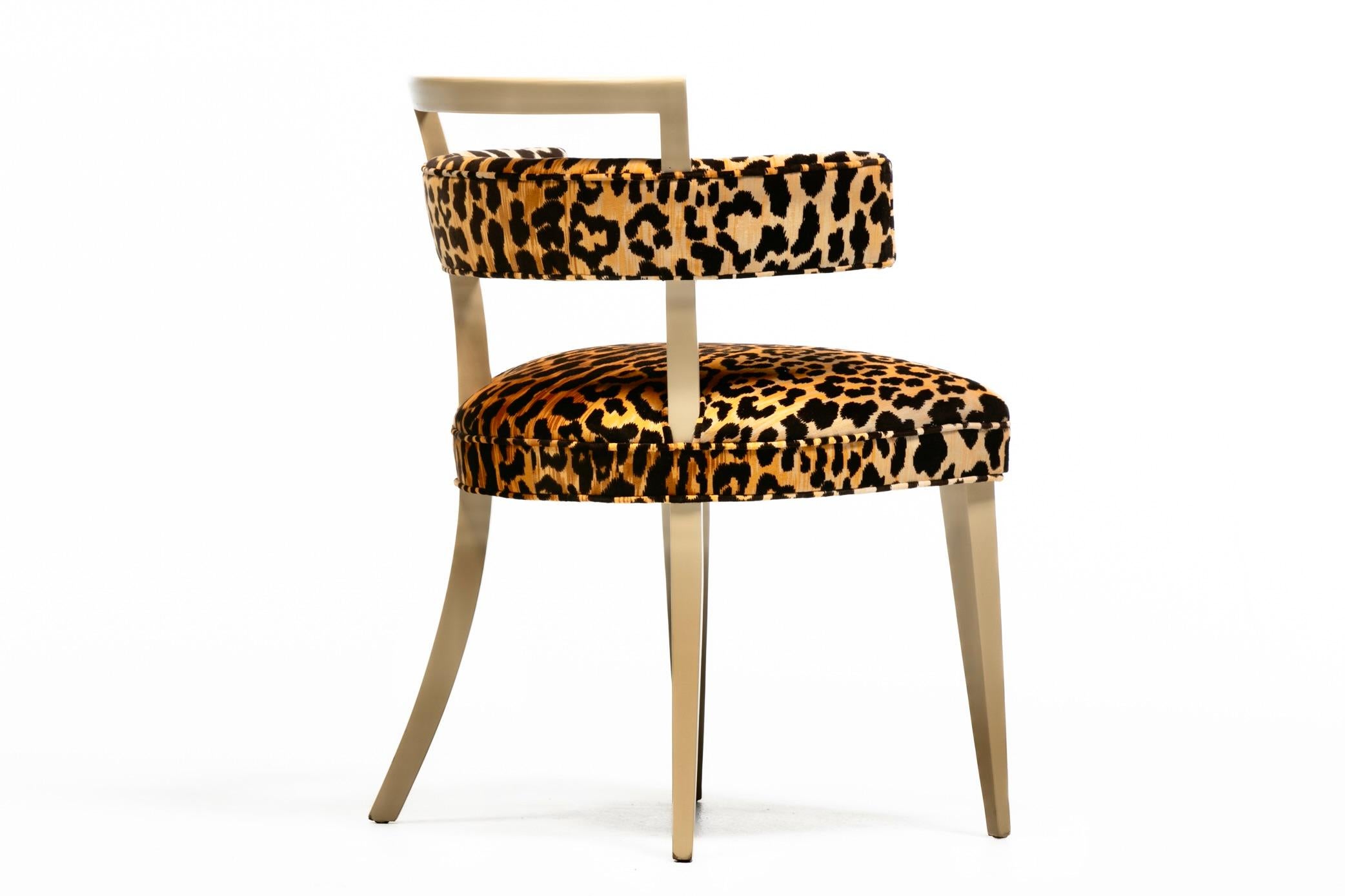 Blanchi Chaise d'appoint Klismos de Billy Haines en velours léopard et acajou blanchi en vente