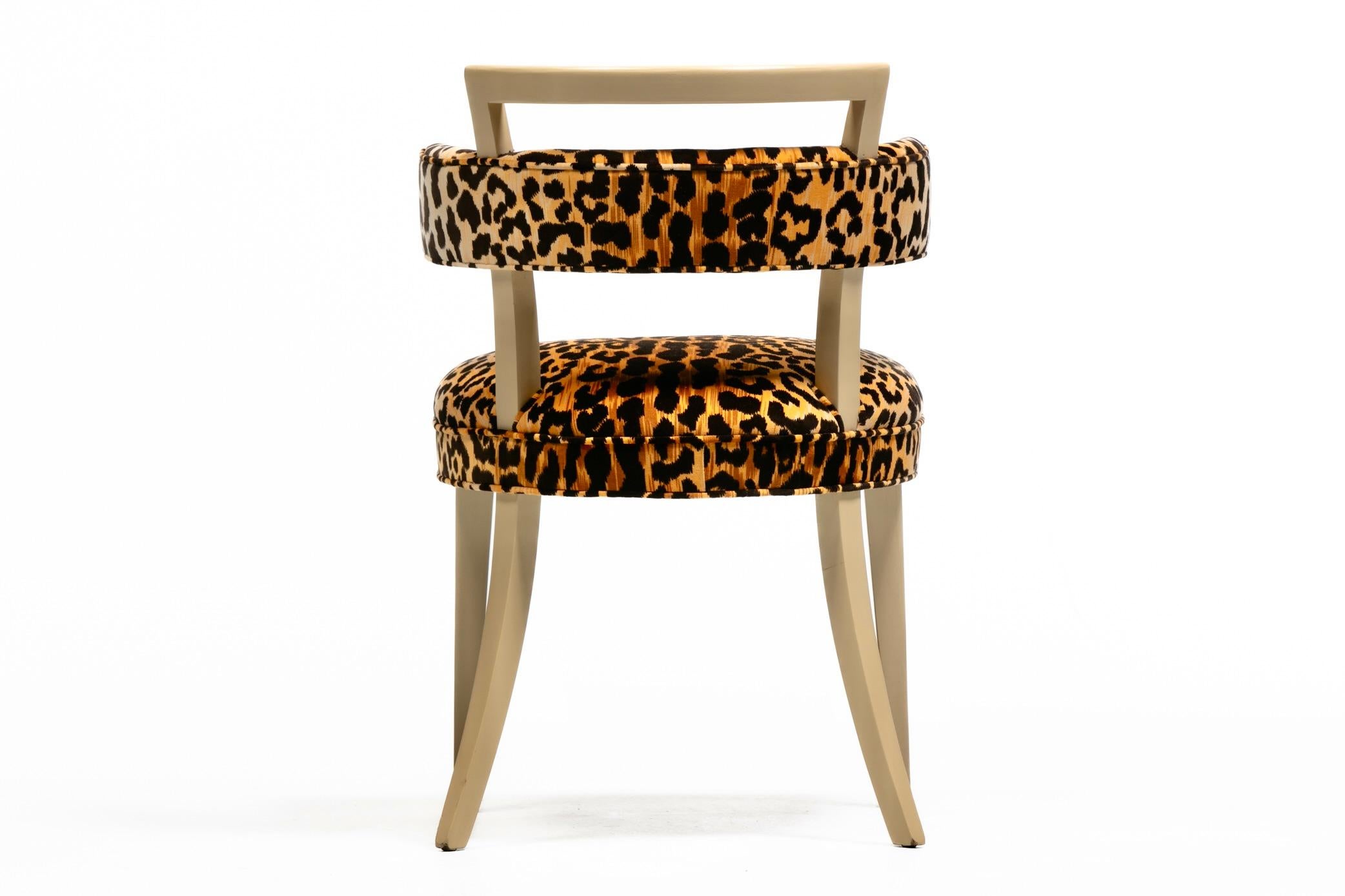 Chaise d'appoint Klismos de Billy Haines en velours léopard et acajou blanchi Bon état - En vente à Saint Louis, MO
