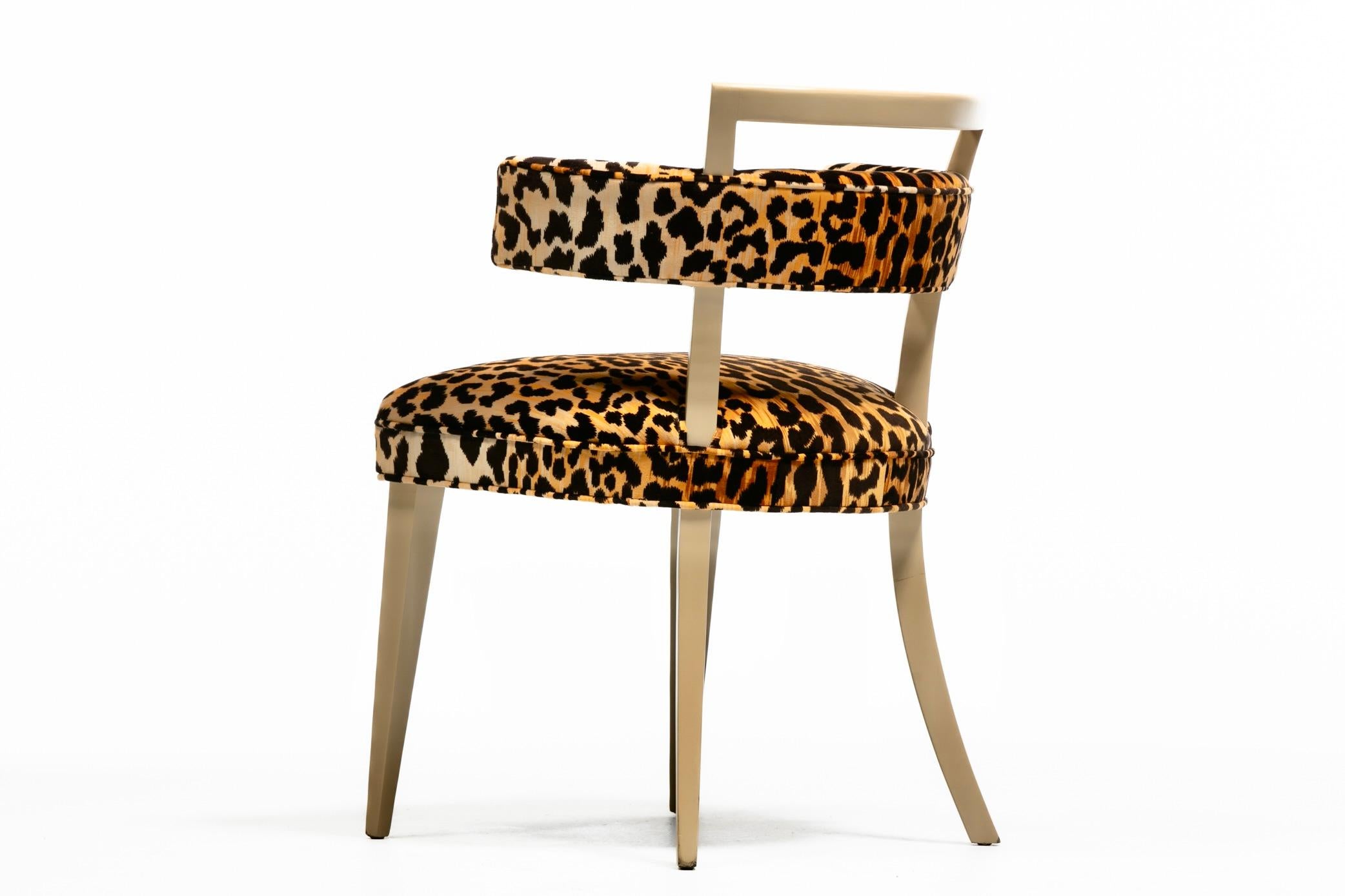 Milieu du XXe siècle Chaise d'appoint Klismos de Billy Haines en velours léopard et acajou blanchi en vente