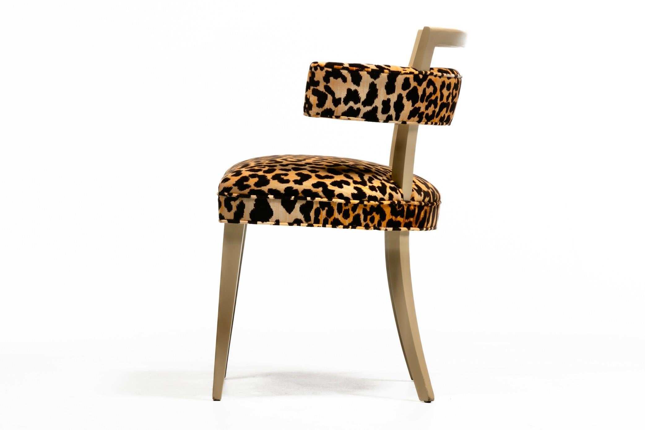 Velours Chaise d'appoint Klismos de Billy Haines en velours léopard et acajou blanchi en vente