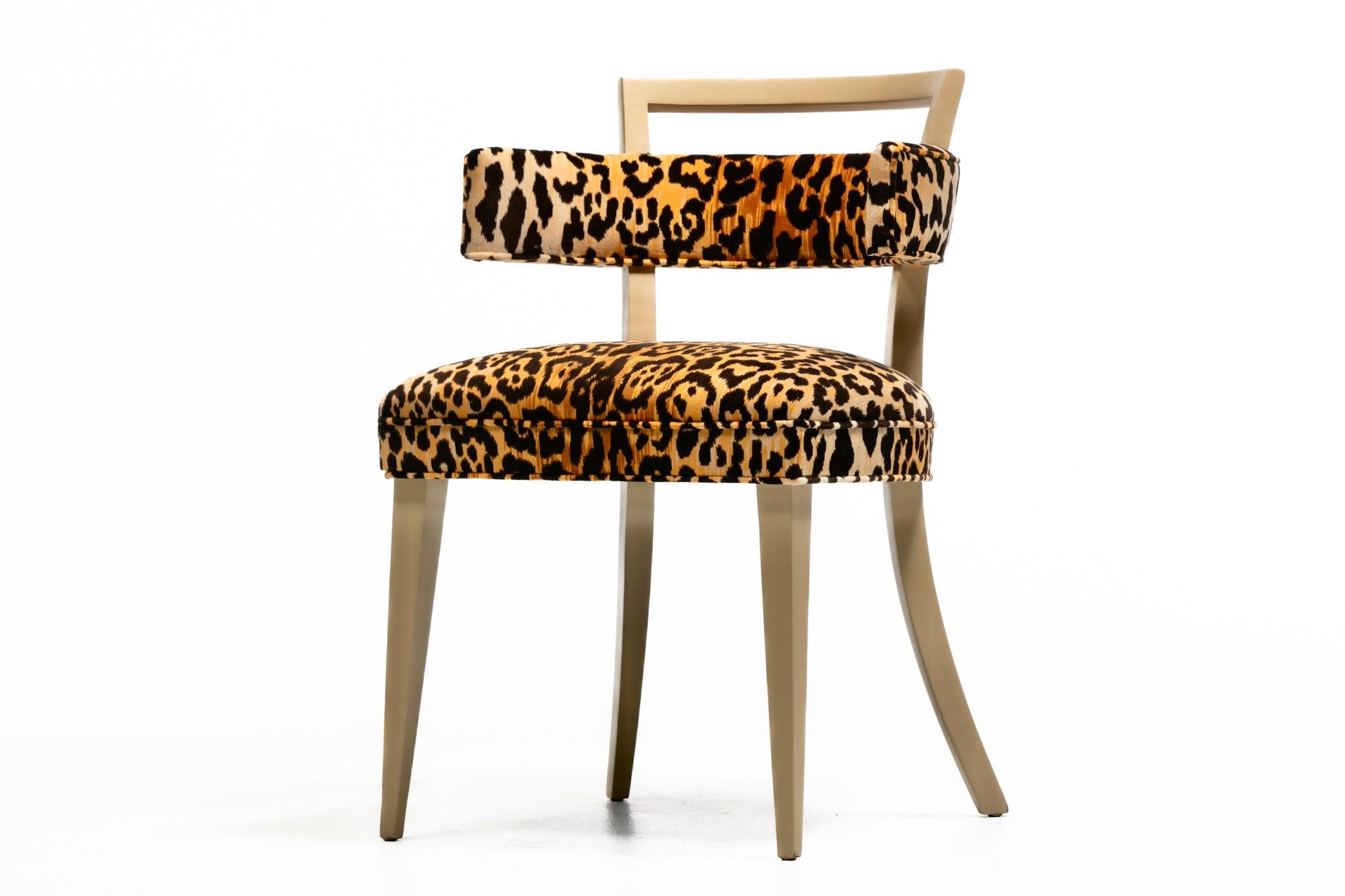 Chaise d'appoint Klismos de Billy Haines en velours léopard et acajou blanchi en vente 1