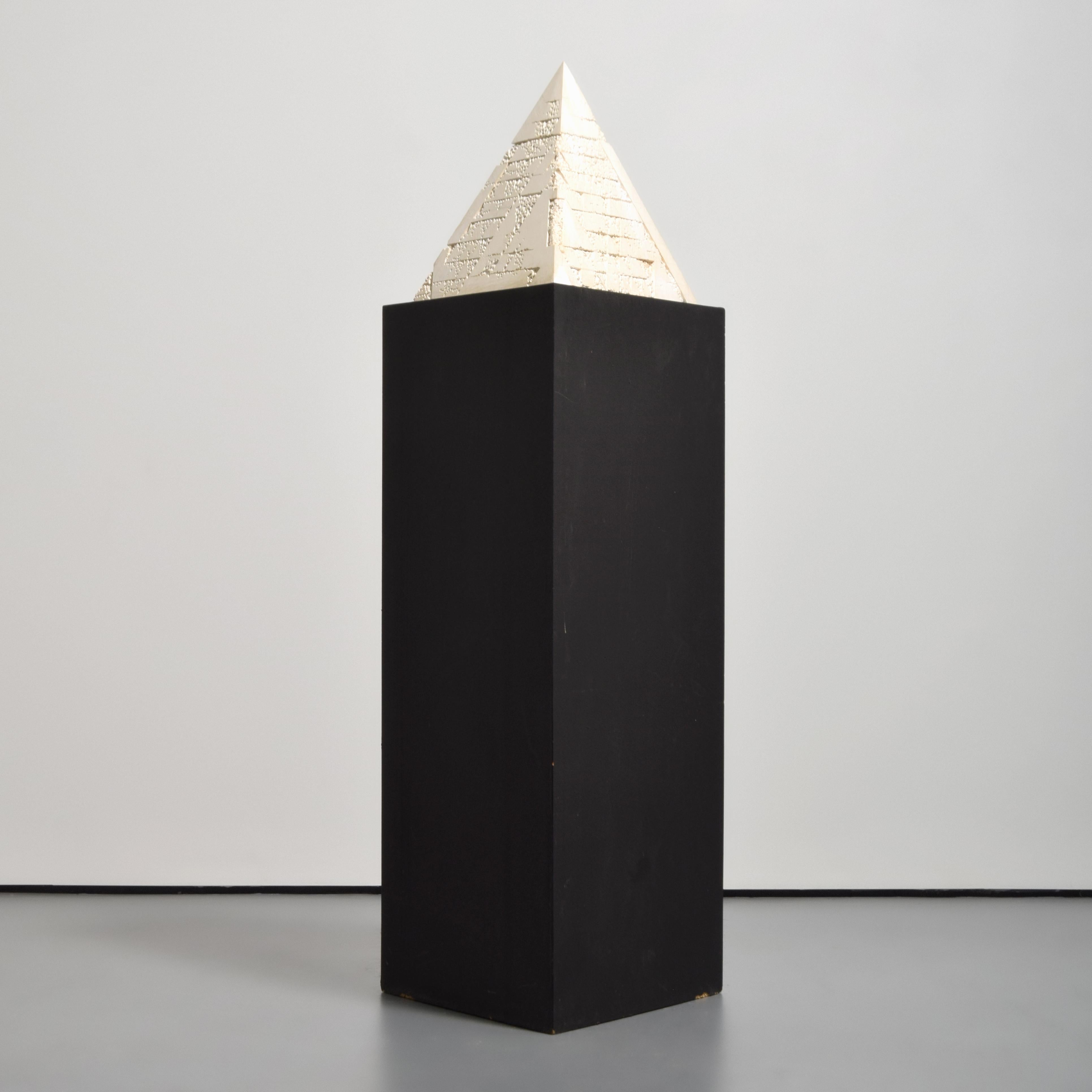 Informazioni aggiuntive: Billy Wells è ben esposto in tutto il mondo e conosciuto per le sue grandi sculture astratte minimaliste. Ha ricevuto numerosi premi prestigiosi, tra cui il Premio Rodin alla Biennale di Fujisankei e il Premio Giacomo Manzu