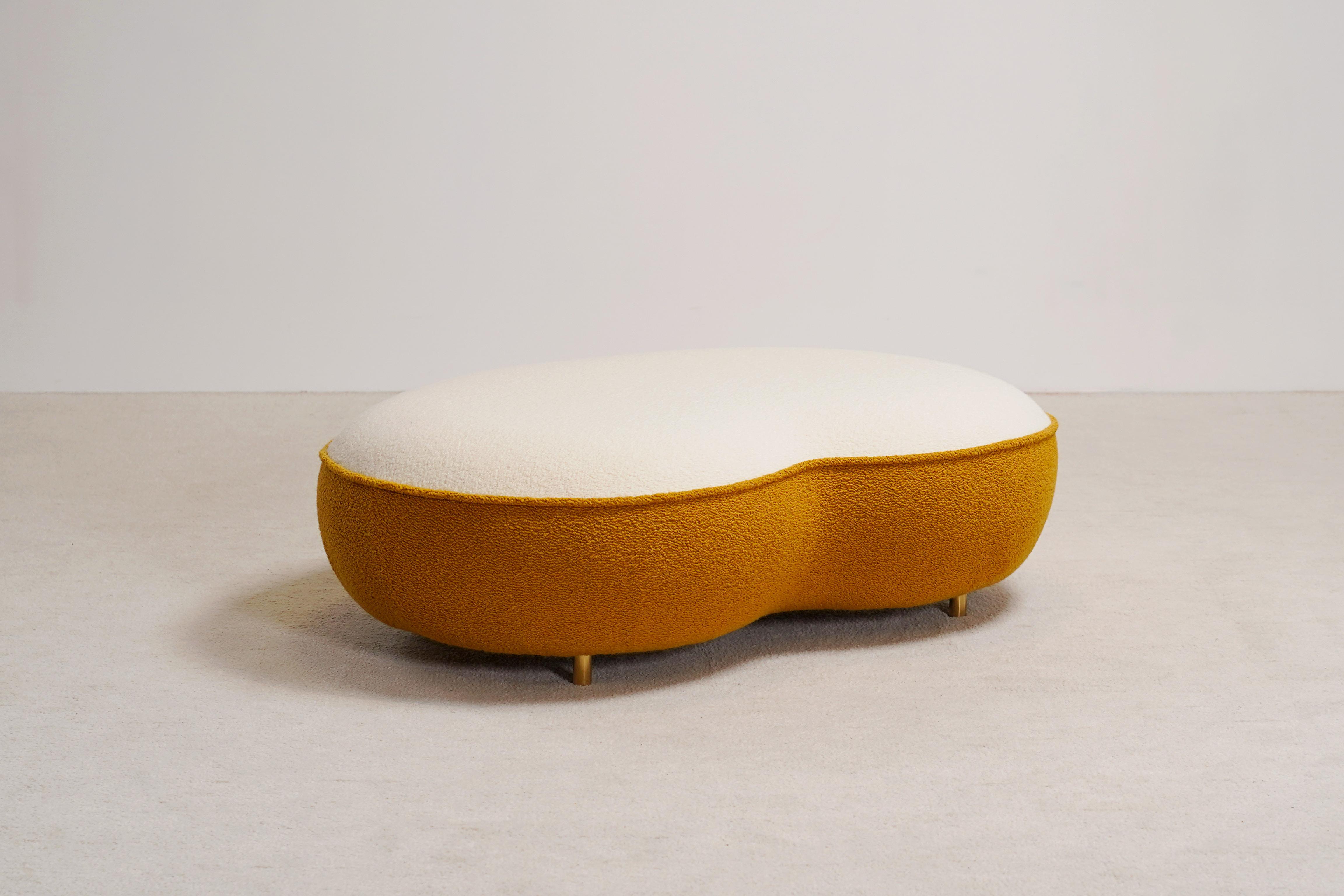 Billy Ottoman par Proisy Studio. 

Billy est un pouf ou un ottoman incurvé, élégant et raffiné, conçu par Proisy Studio. Cette pièce fait partie d'une collection nommée 