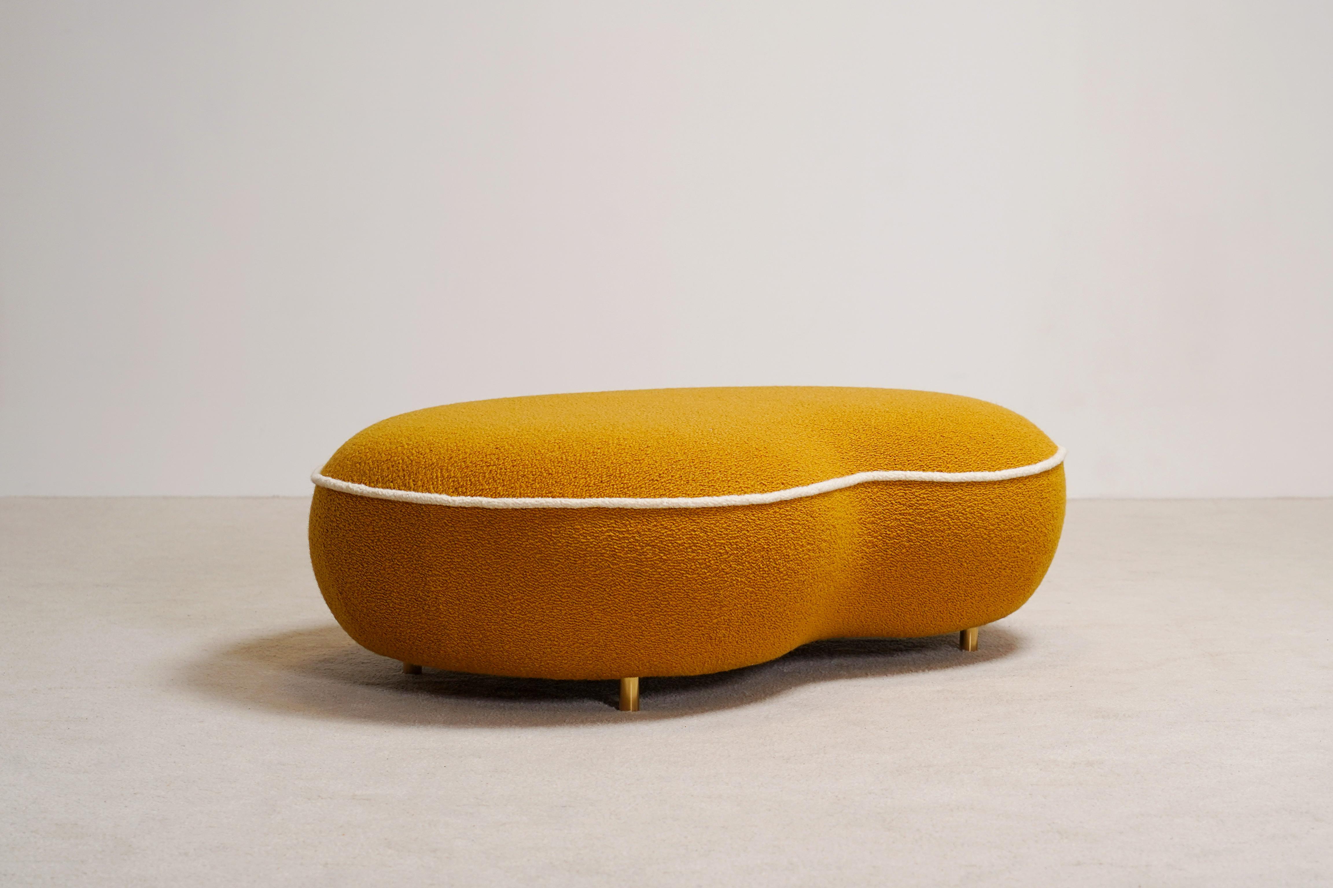 Billy Ottoman par Proisy Studio. 

Billy est un pouf ou un ottoman incurvé, élégant et raffiné, conçu par Proisy Studio. Cette pièce fait partie d'une collection nommée 