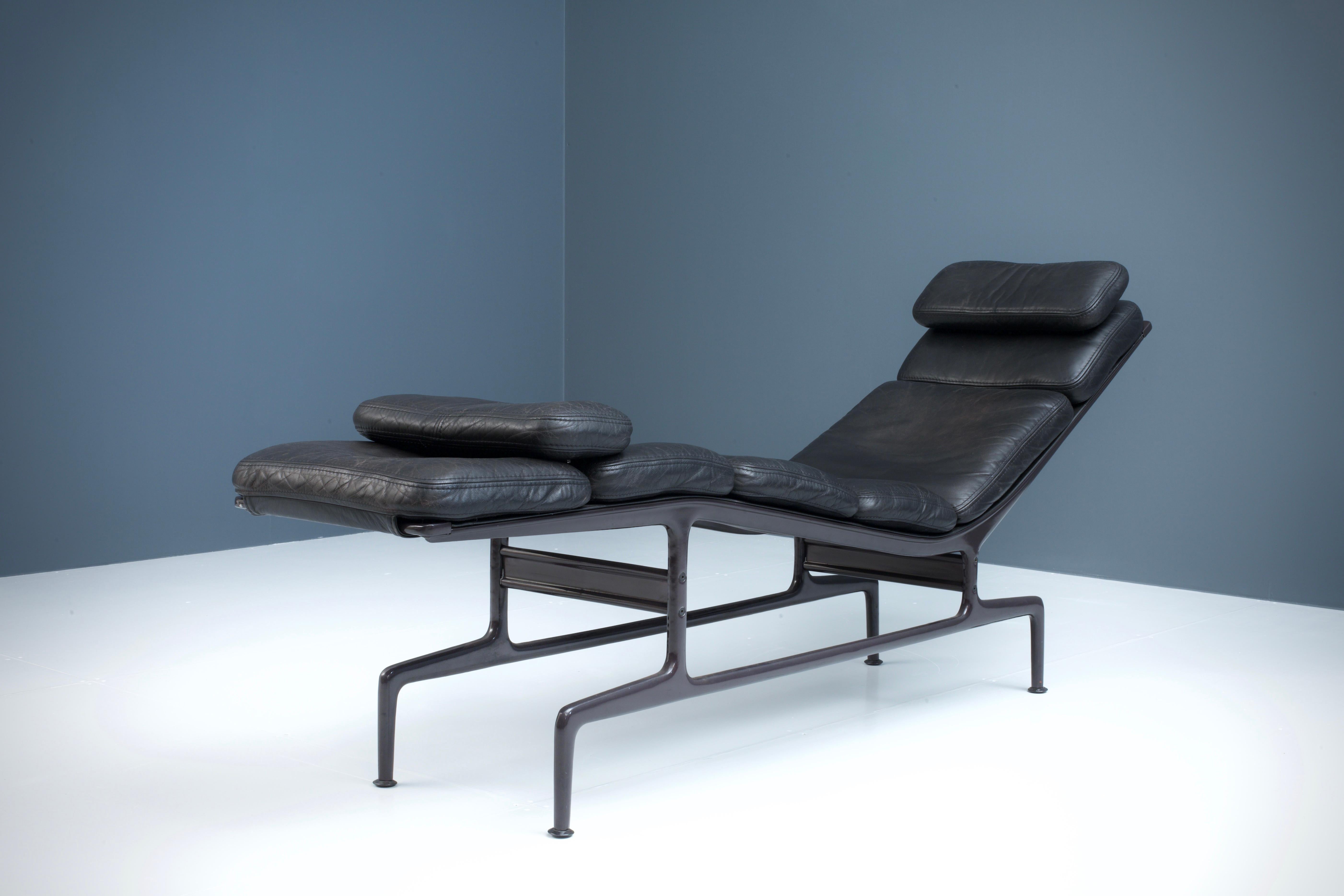 Beautiful version of the famous Billy Wilder chair by Charles and Ray Eames. A black leather soft-pad version that still has the patina that you want and in which the black is still very well visible and strong in color. It's quite a luxury chair