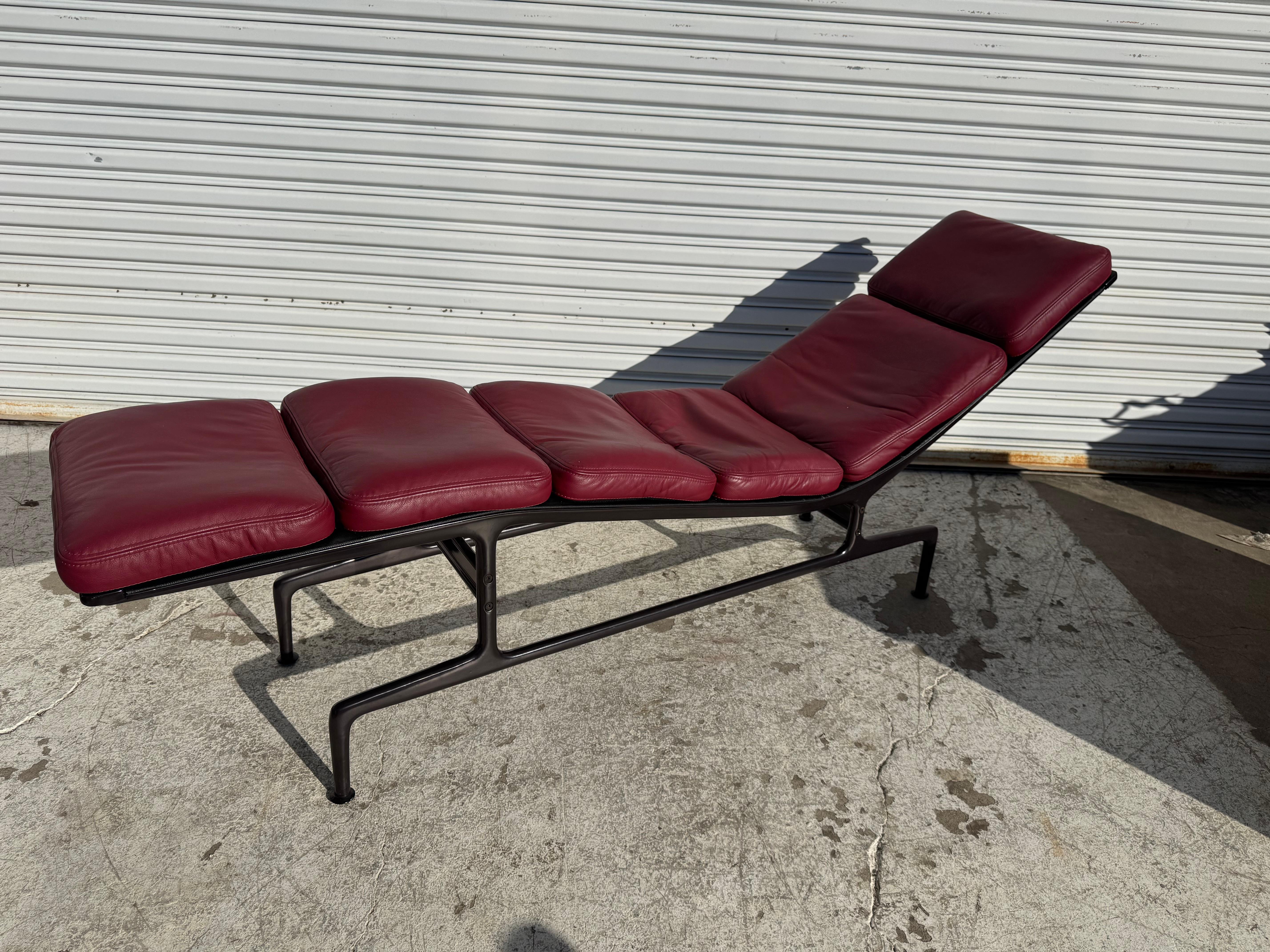 Mid-Century moderno Chaise Lounge regolabile in pelle rossa di Billy Miller A. Miller in vendita