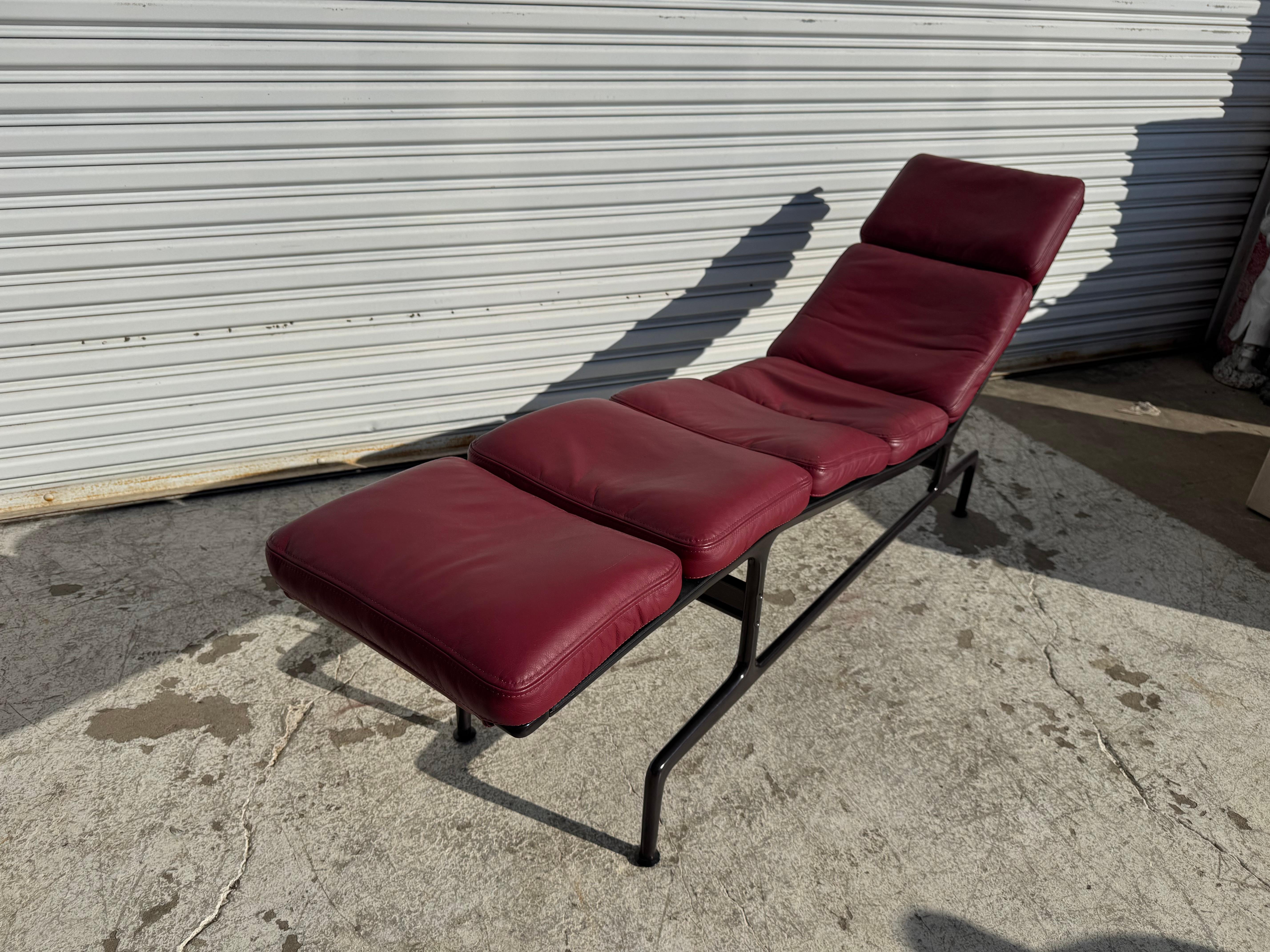 Americano Chaise Lounge regolabile in pelle rossa di Billy Miller A. Miller in vendita