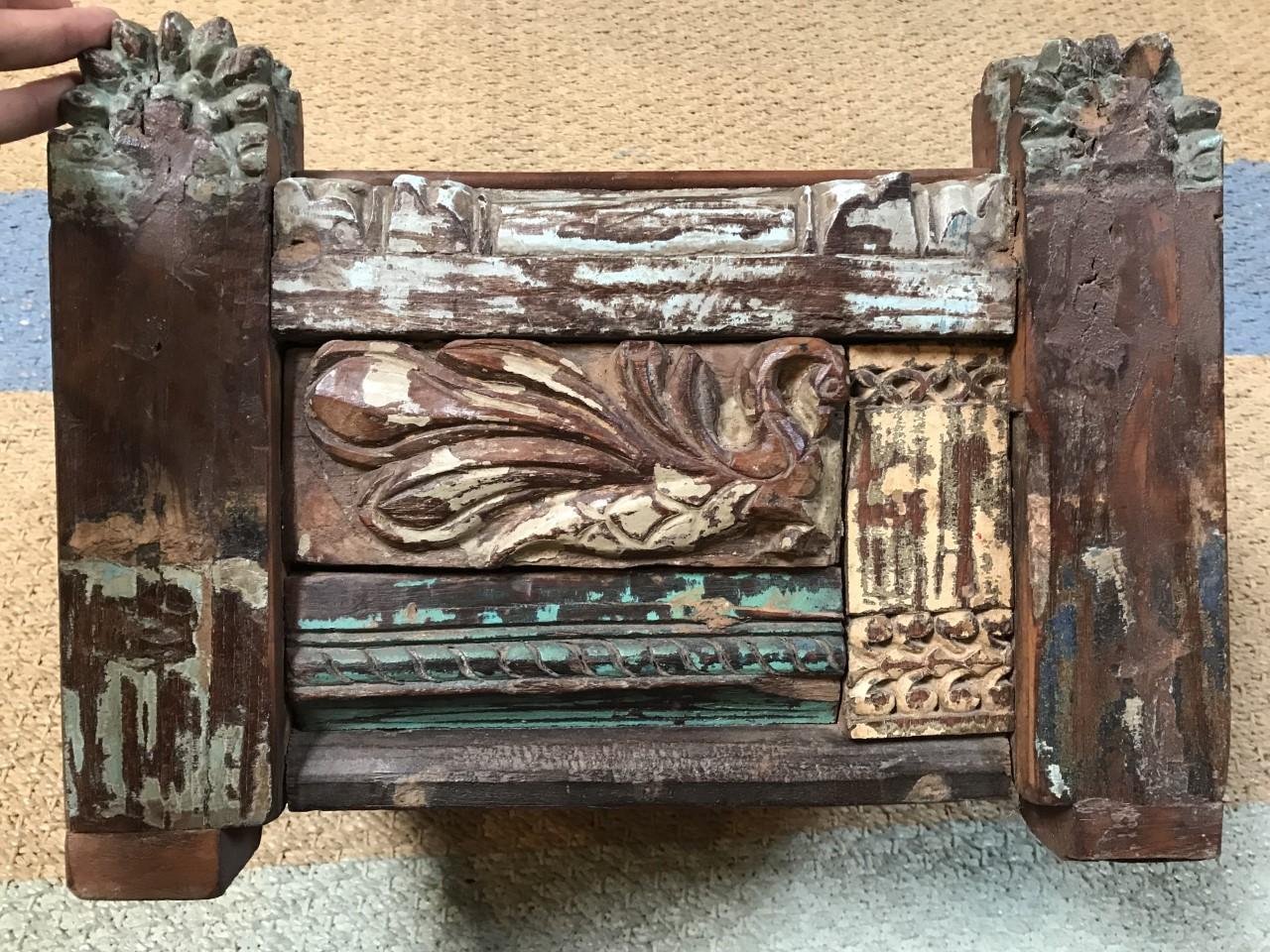 Esta caja india de Rajastán está hecha con trozos de madera recuperada de casas indias condenadas. Las familias de estos hogares tomaron algunas de las piezas más significativas y bellas de sus muebles y enseres domésticos y las reutilizaron como