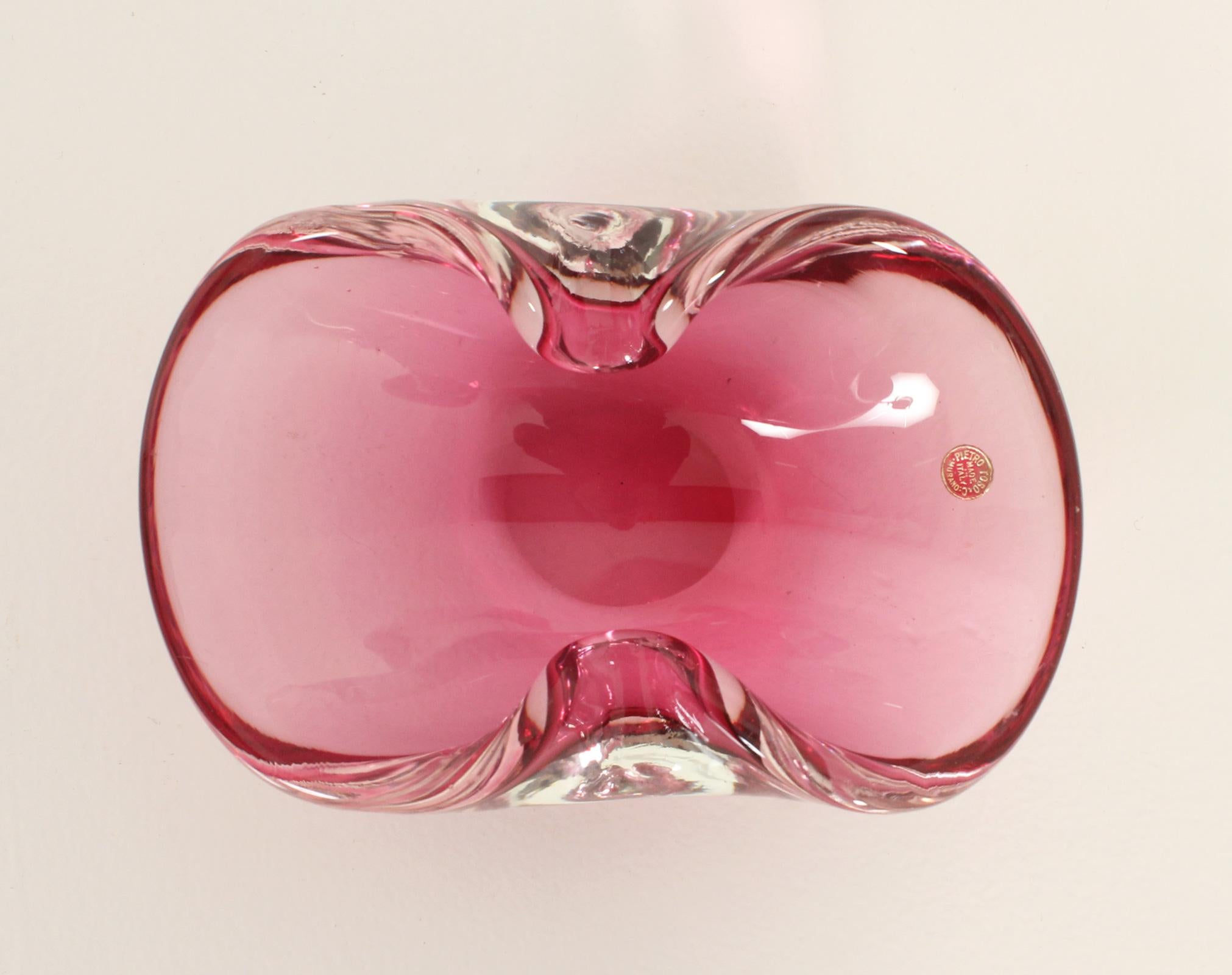 Posacenere bilobato di Murano di Pietro Toso, Italia, anni 1950. Vetro di Murano Glass Sommerso soffiato a mano nei colori rosa e chiaro. 