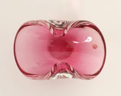 Posacenere di Murano bilobato in vetro rosa Sommerso di Pietro Toso, Italia