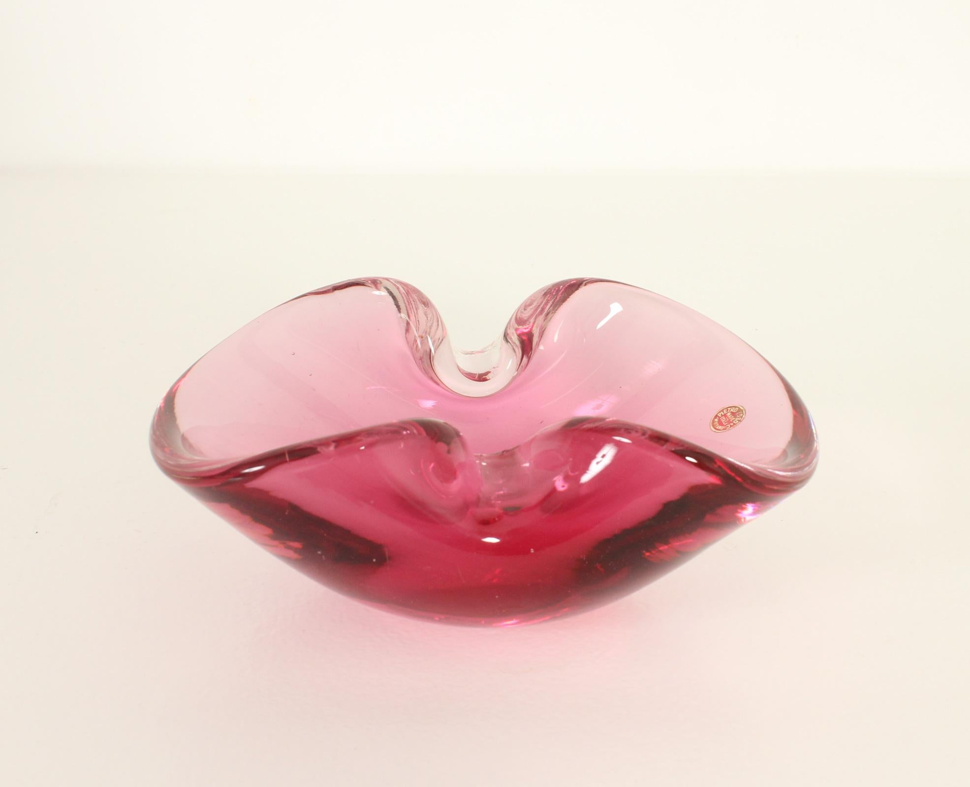 Mid-Century moderno Posacenere di Murano bilobato in vetro rosa Sommerso di Pietro Toso, Italia in vendita