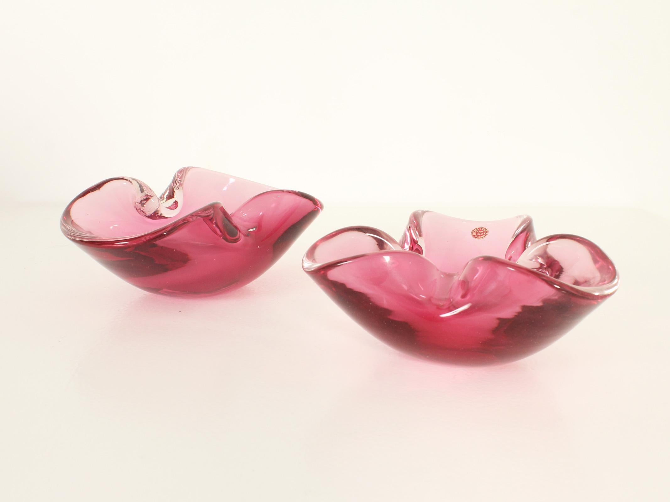 Metà XX secolo Posacenere di Murano bilobato in vetro rosa Sommerso di Pietro Toso, Italia in vendita