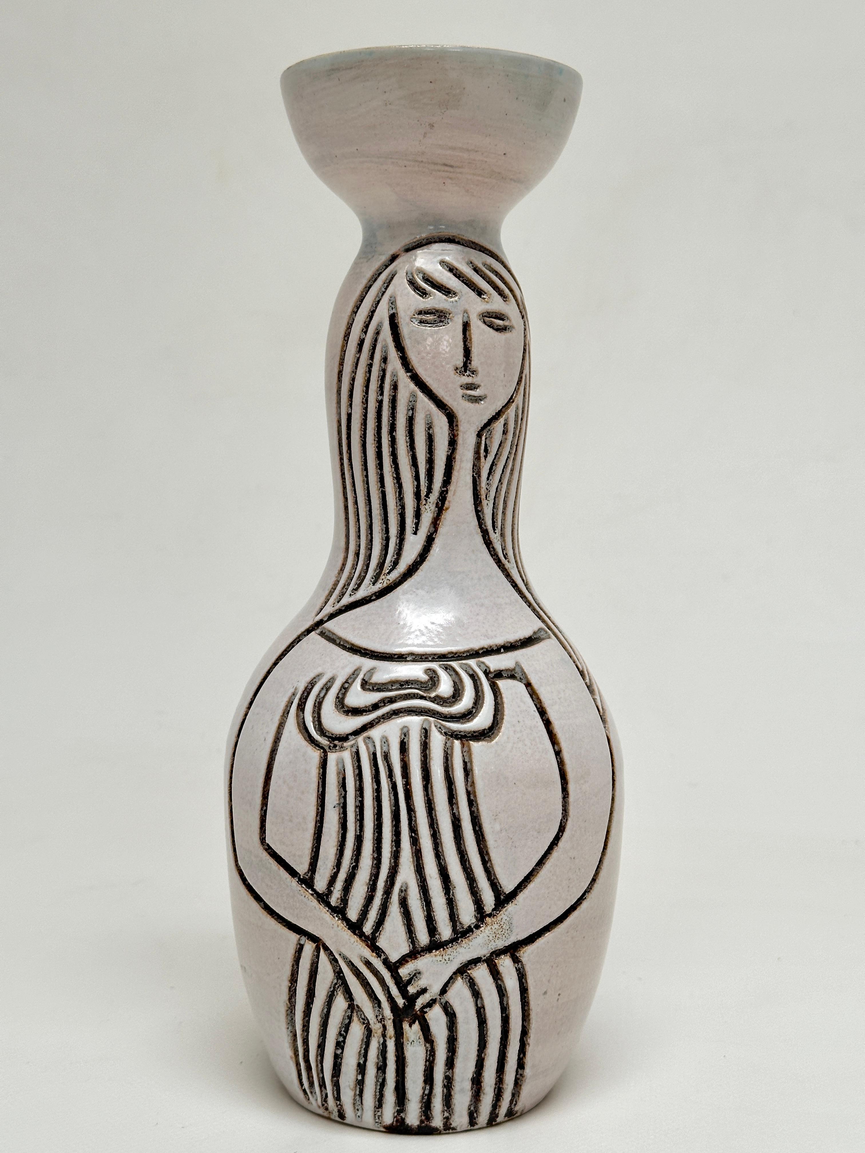 Vase biomorphe à motifs scarifiés de 2 silhouettes féminines sur émail blanc laiteux brillant.


Accolay désigne à la fois le lieu (Bourgogne du Sud) et le nom d'une communauté de céramistes dont l'activité foisonnante sera sur près de 50 ans. Fondé