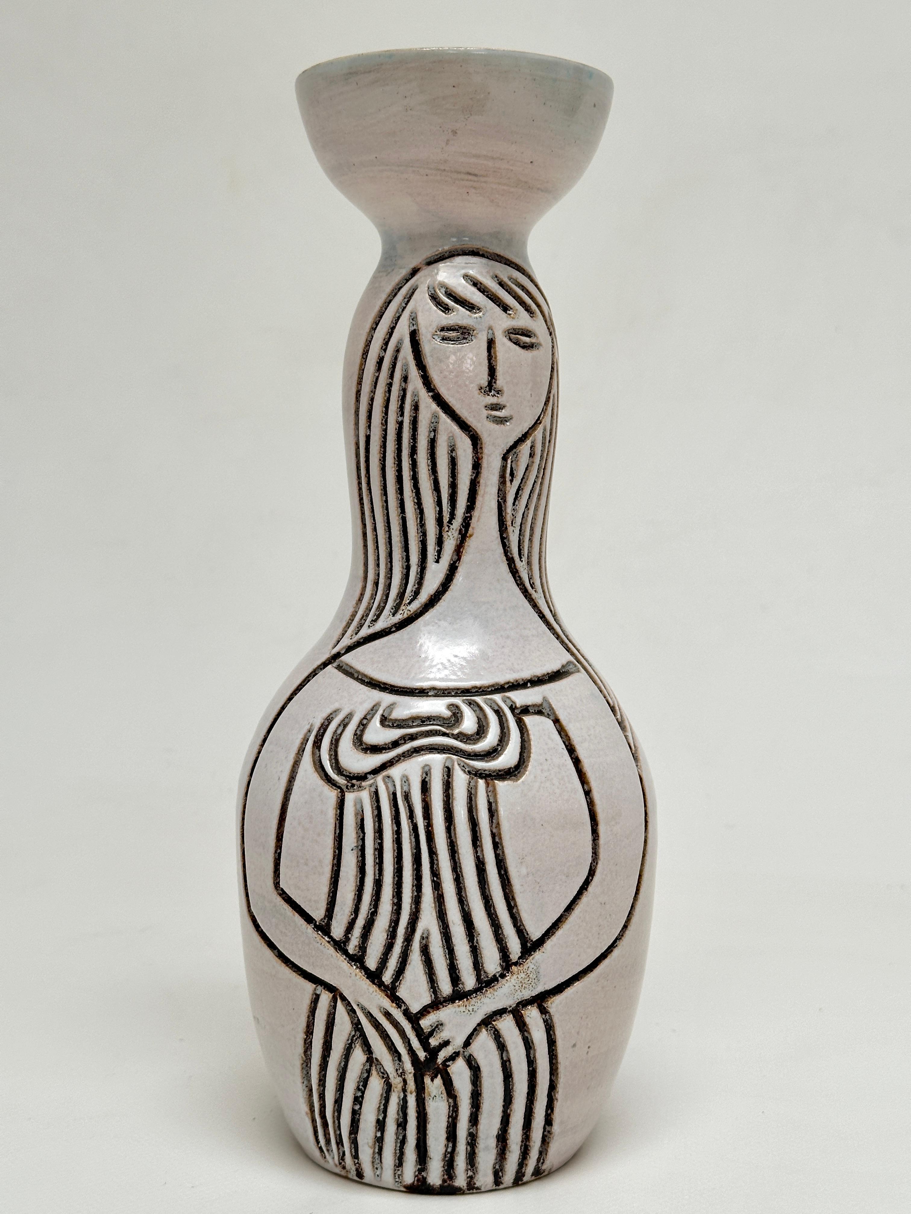 Vaso biomorfo con motivi scarificati di due Silhouette femminili su smalto bianco latte lucido.


Accolay designa sia il luogo (Borgogna meridionale) sia il nome di una comunità di ceramisti la cui abbondante attività si protrae da quasi 50 anni.