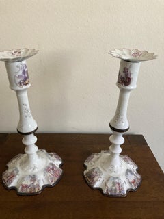 Candeleros de esmalte Bilston, reservas de paisaje lila y detalles dorados, c1780