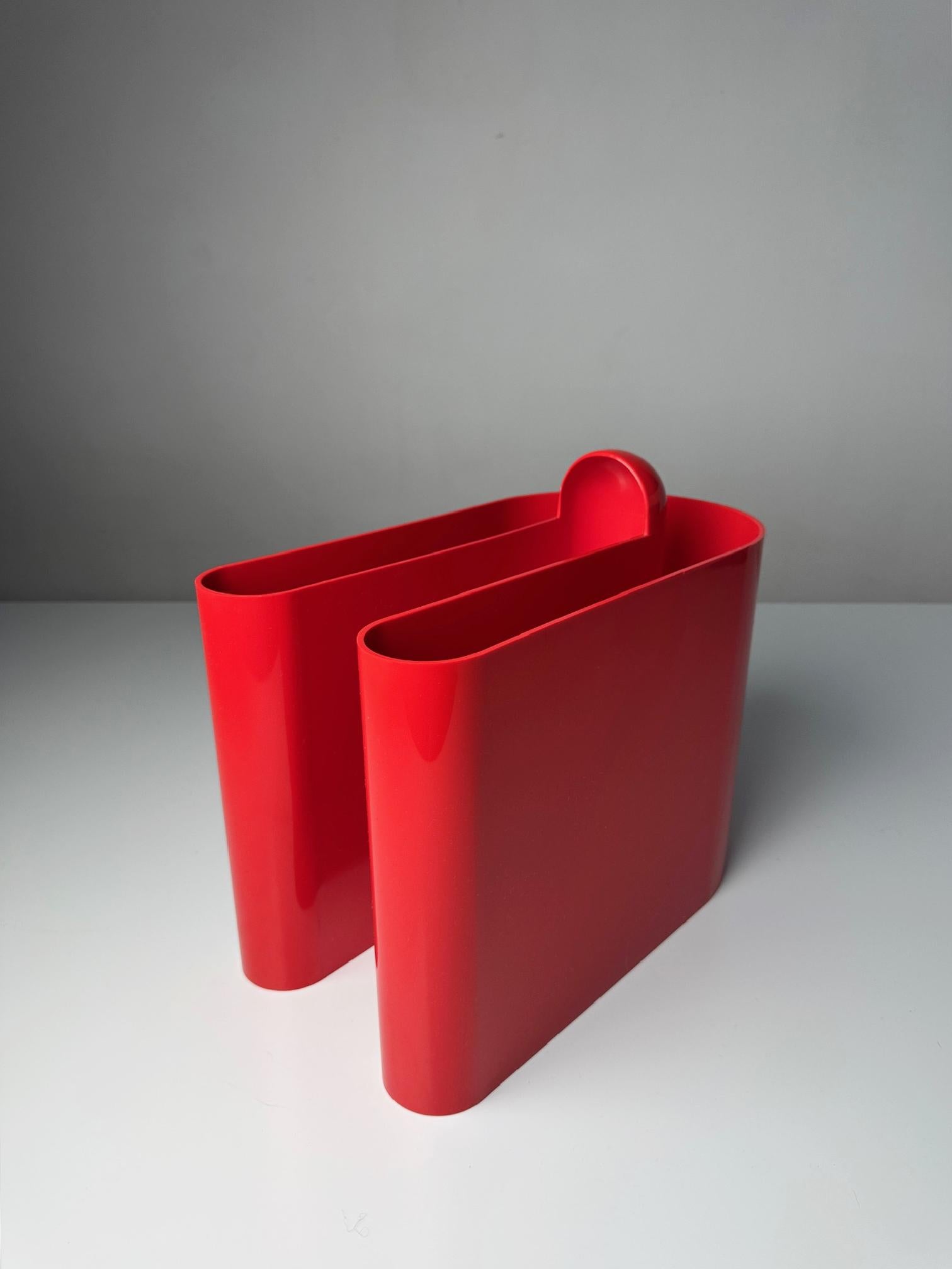 “Bilumen” Magazine Rack by Rodolfo Bonetto, 1960s Italy — Icon of Italian Plastic Design

Designed in the 1960s by Rodolfo Bonetto, the “Bilumen” magazine rack is one of the most recognizable objects of Italian industrial design. Produced in molded