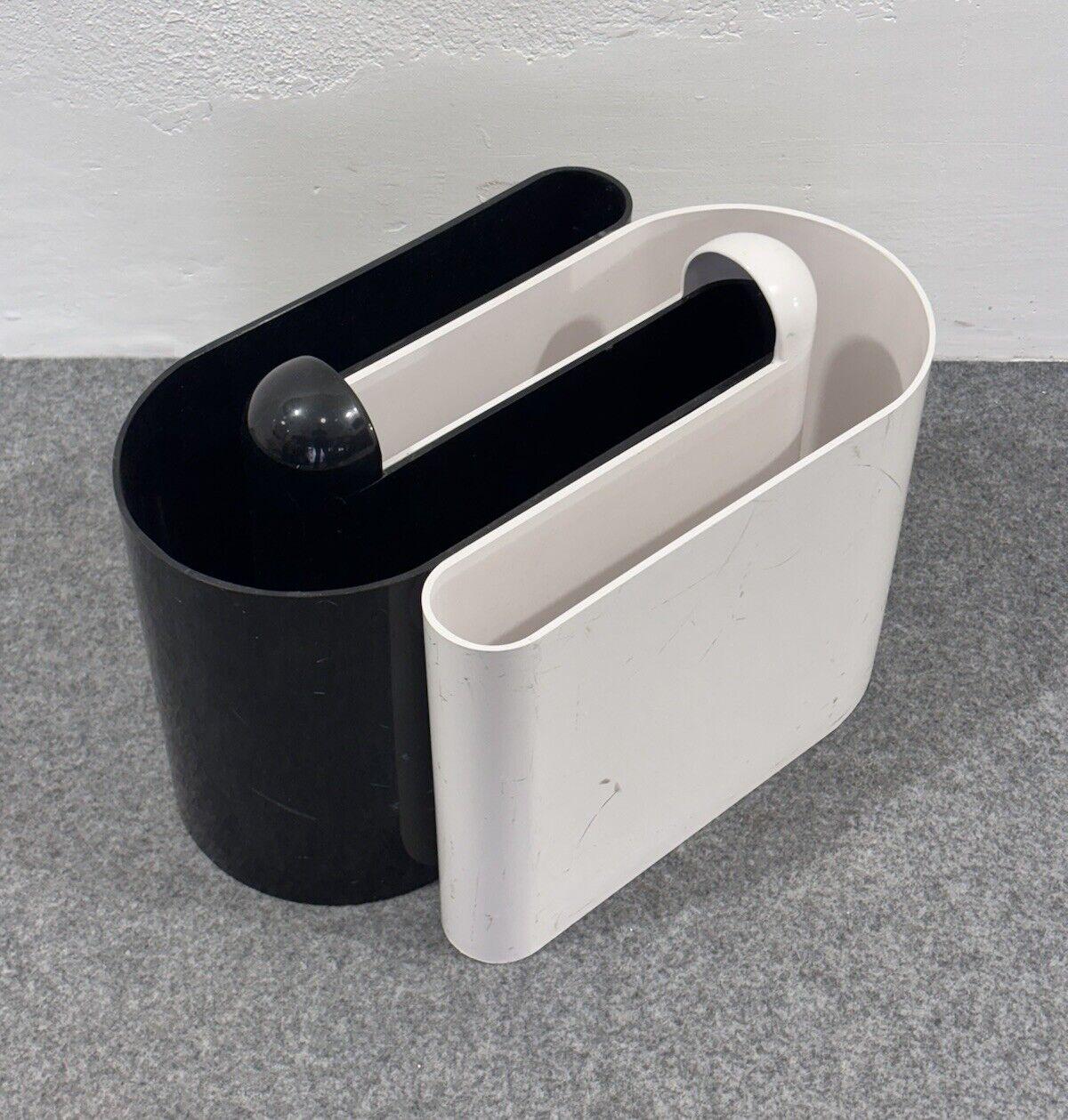 Bilumen Magazine rack White/Black Rodolfo Bonetto Design 1960's.

In good conservative condition, no structural defects to report, only slight and obvious signs of time due to use and age. (Please see photos)

Height 30 cm

width 45 cm

Depth 27cm
