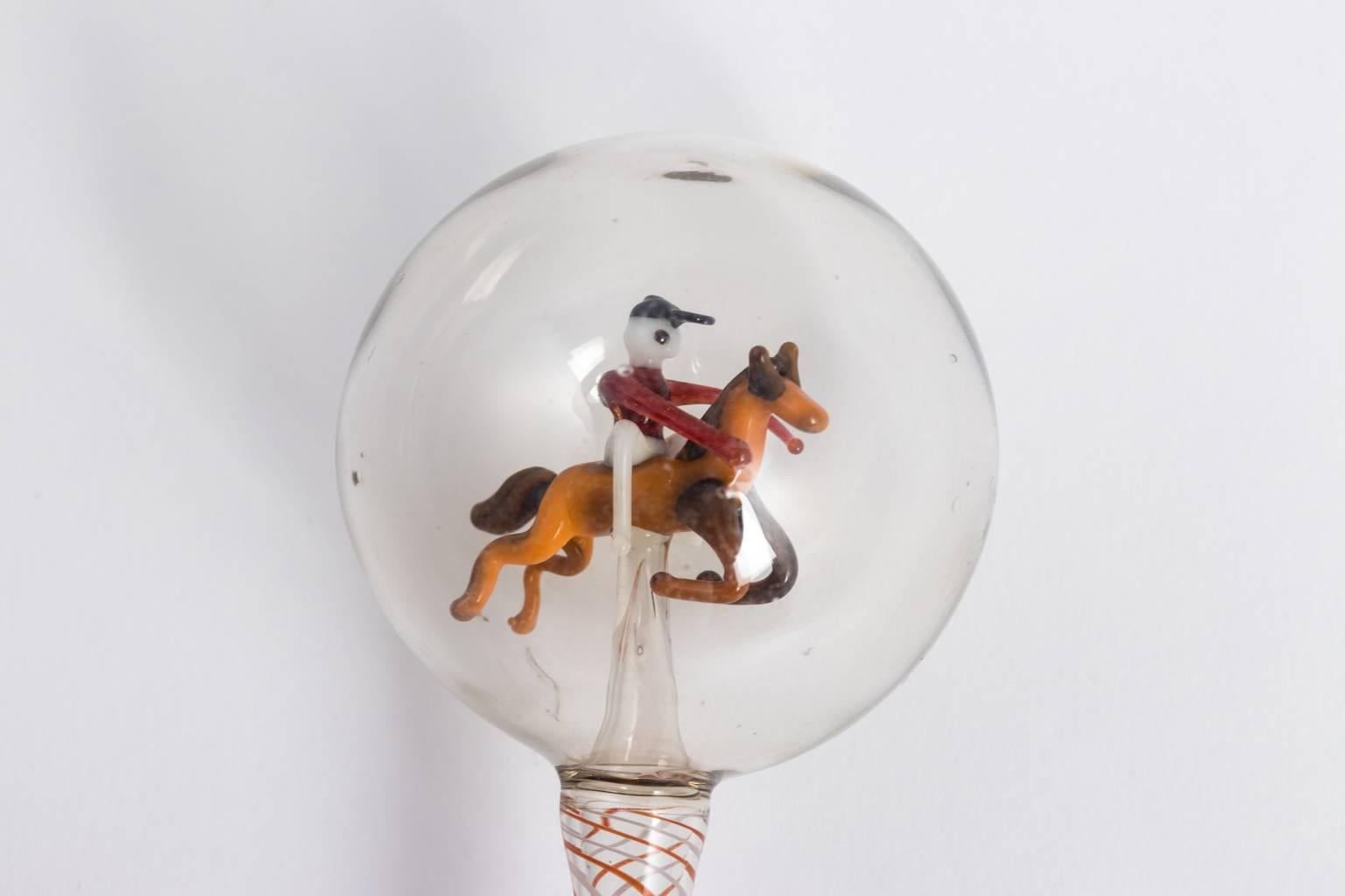 Bimini-Pferd und Jockey-Getränkestreuer aus mundgeblasenem Glas mit roten Streifen:: um 1920 
 