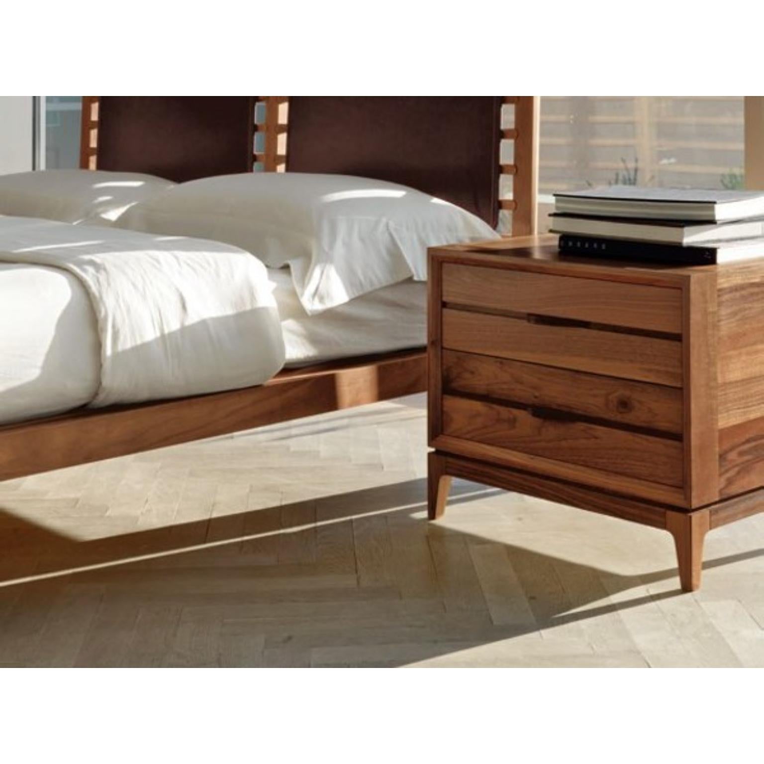 Binario Kommode von Dale Italia
Abmessungen: T 55 x B 131 x H 80 cm.
MATERIALIEN: Nussbaum.

Tischlerplatte aus Nussbaumfurnier, Schubladen aus massivem Nussbaum und Griffe aus massivem
Wenge. Erhältlich in zwei verschiedenen Größen und zwei