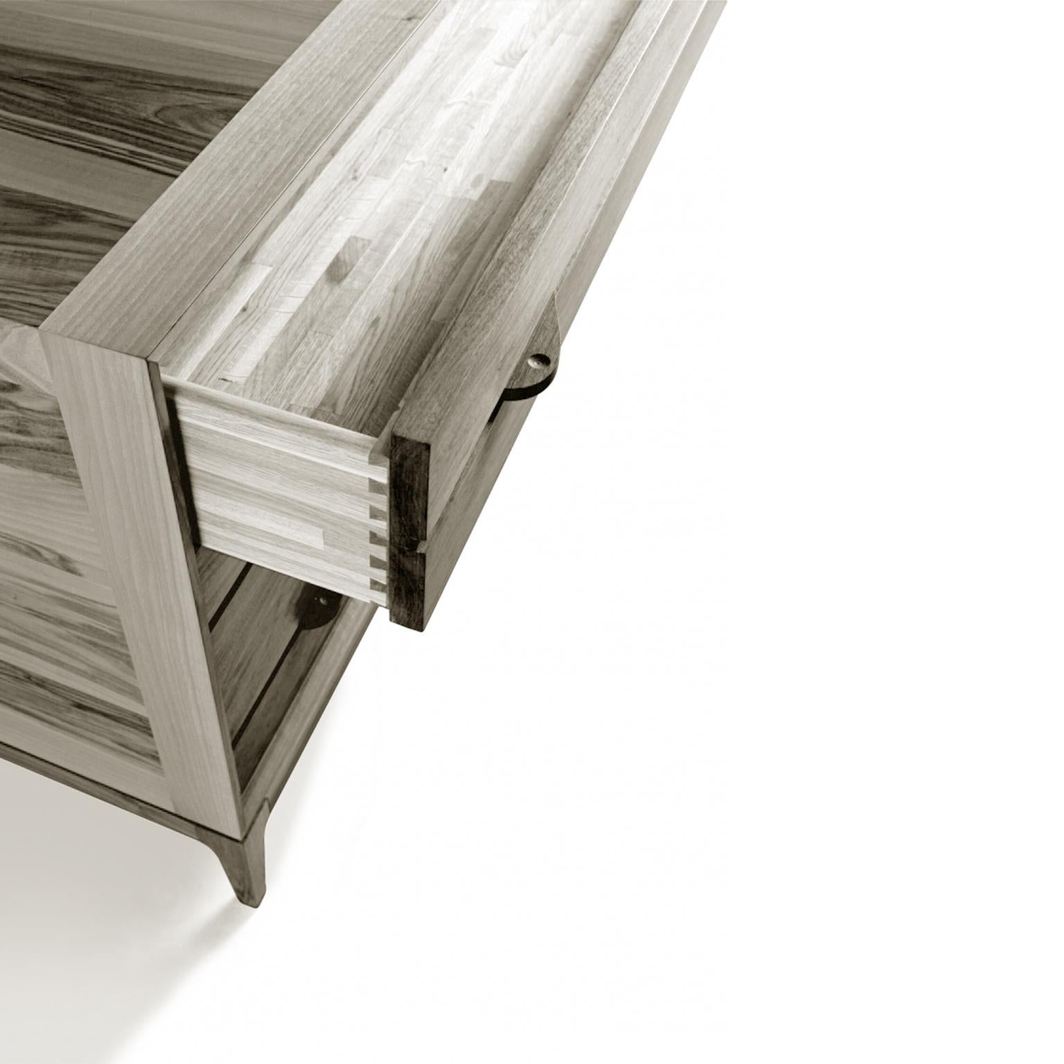 La cómoda Binario es pura sencillez refinada y artesanía de alta calidad combinadas en un diseño italiano contemporáneo. Fabricada con estructura y cajones de madera maciza de nogal de primera calidad, y tiradores de wengé, esta pieza atemporal es