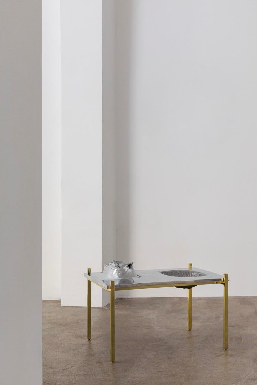 Moderne Table d'appoint Binary en fonte de cire perdue d'aluminium et laiton poli, édition Lunar en vente