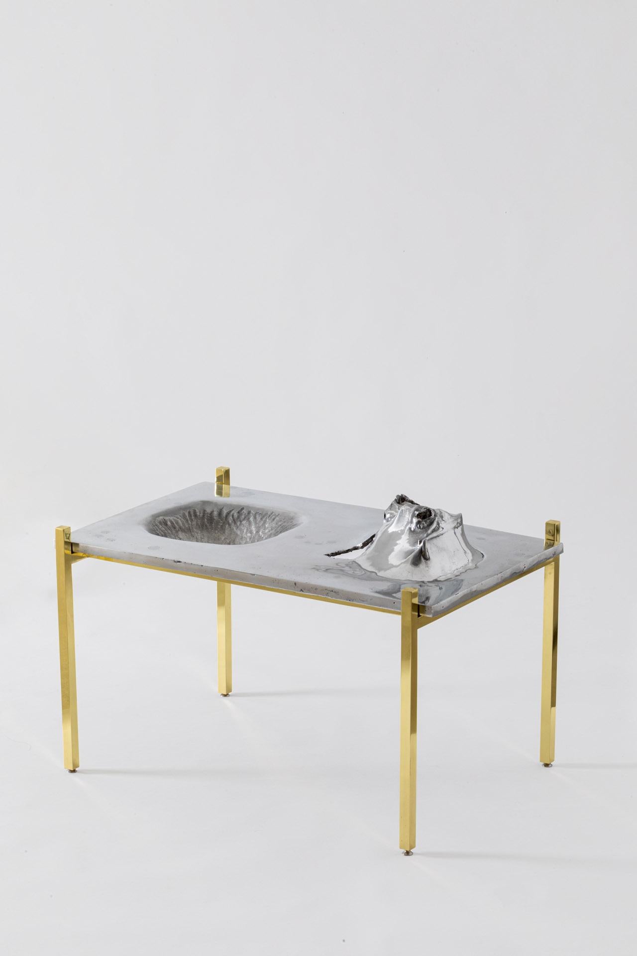 italien Table d'appoint Binary en fonte de cire perdue d'aluminium et laiton poli, édition Lunar en vente