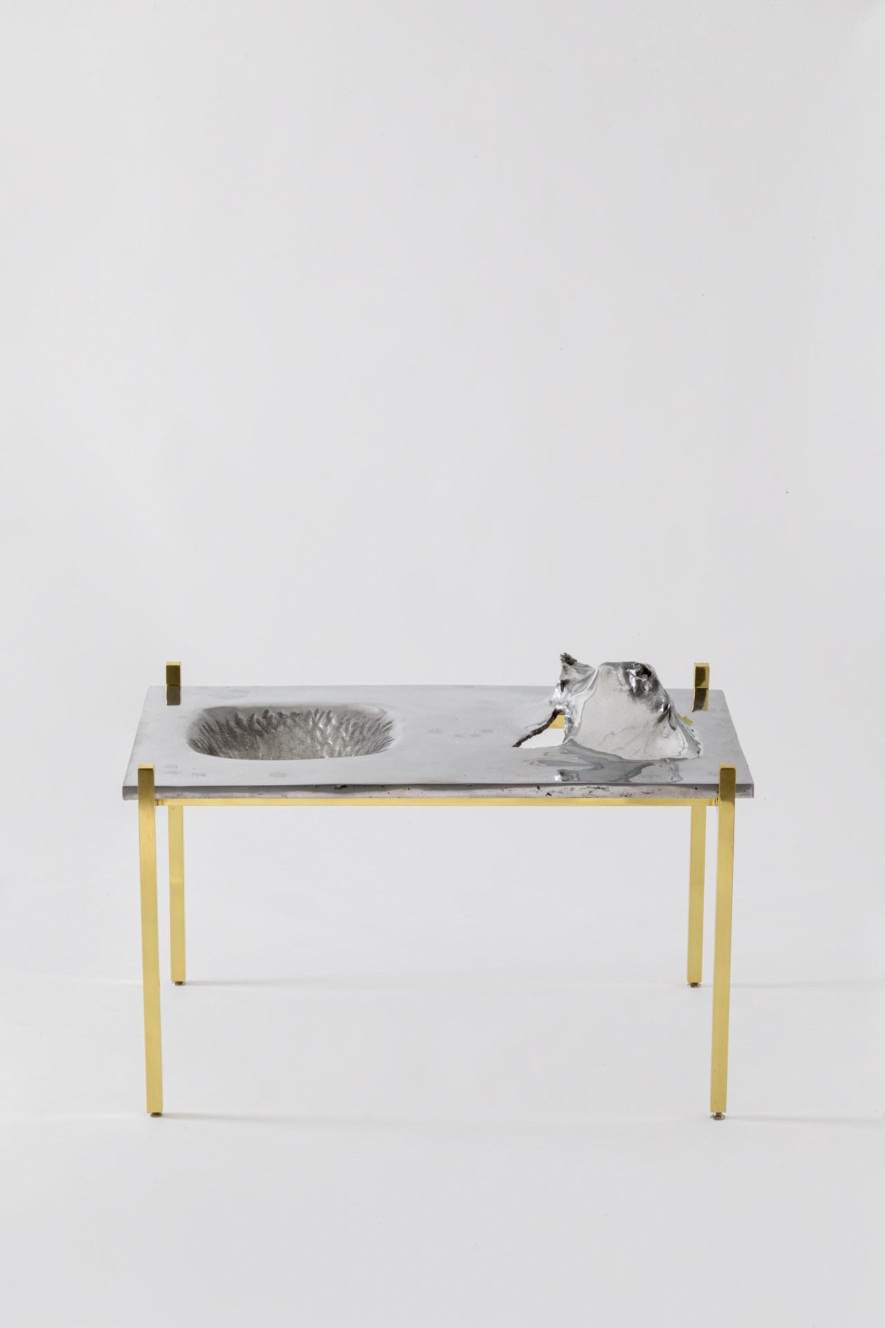 Moulage Table d'appoint Binary en fonte de cire perdue d'aluminium et laiton poli, édition Lunar en vente