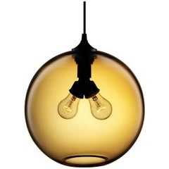 Lampe à suspension moderne en verre ambré soufflé à la main Binary, fabriquée aux États-Unis