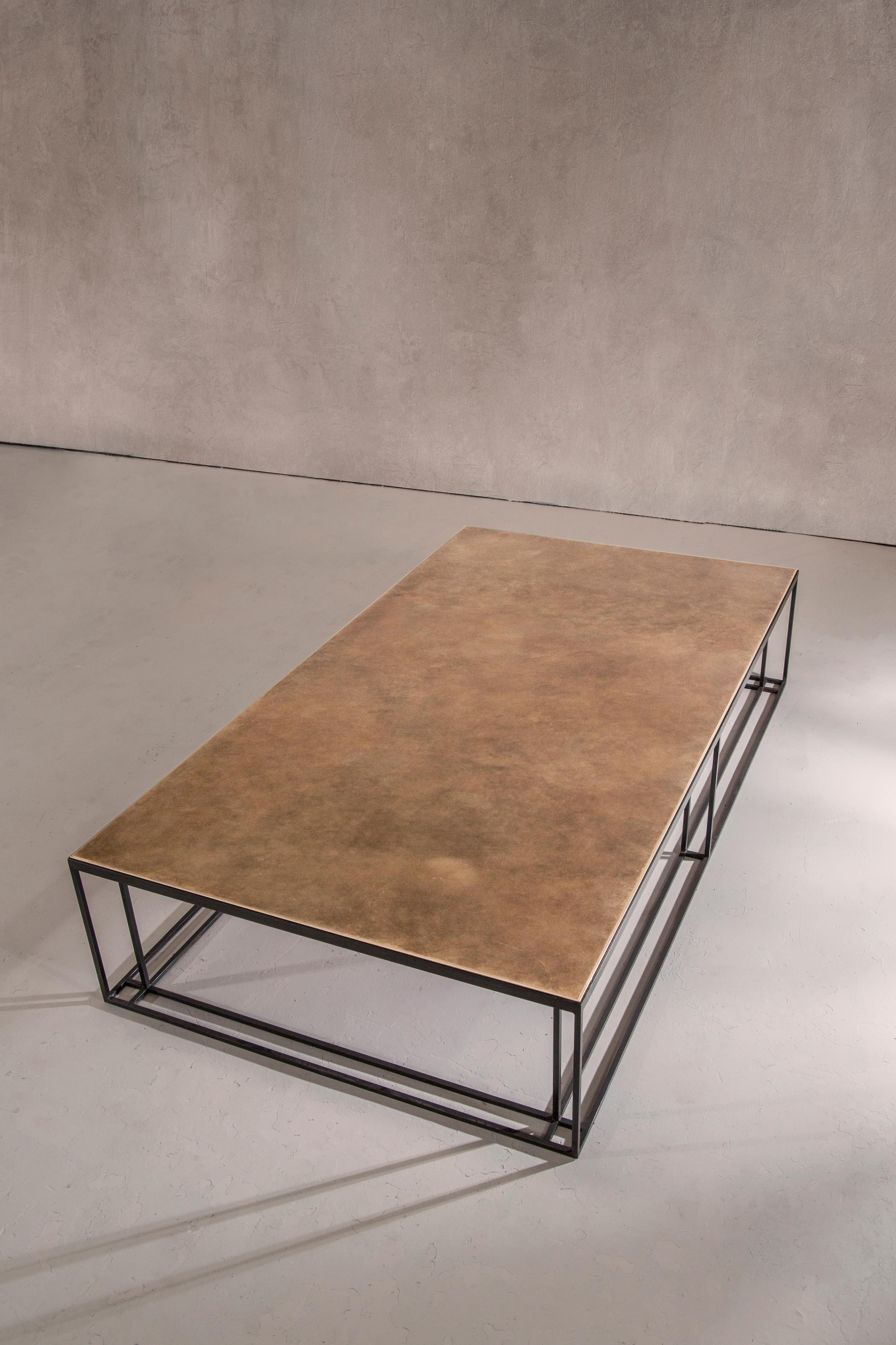 Art déco Table basse Binate très grande avec cadre en acier noirci et plateau en laiton patiné en vente