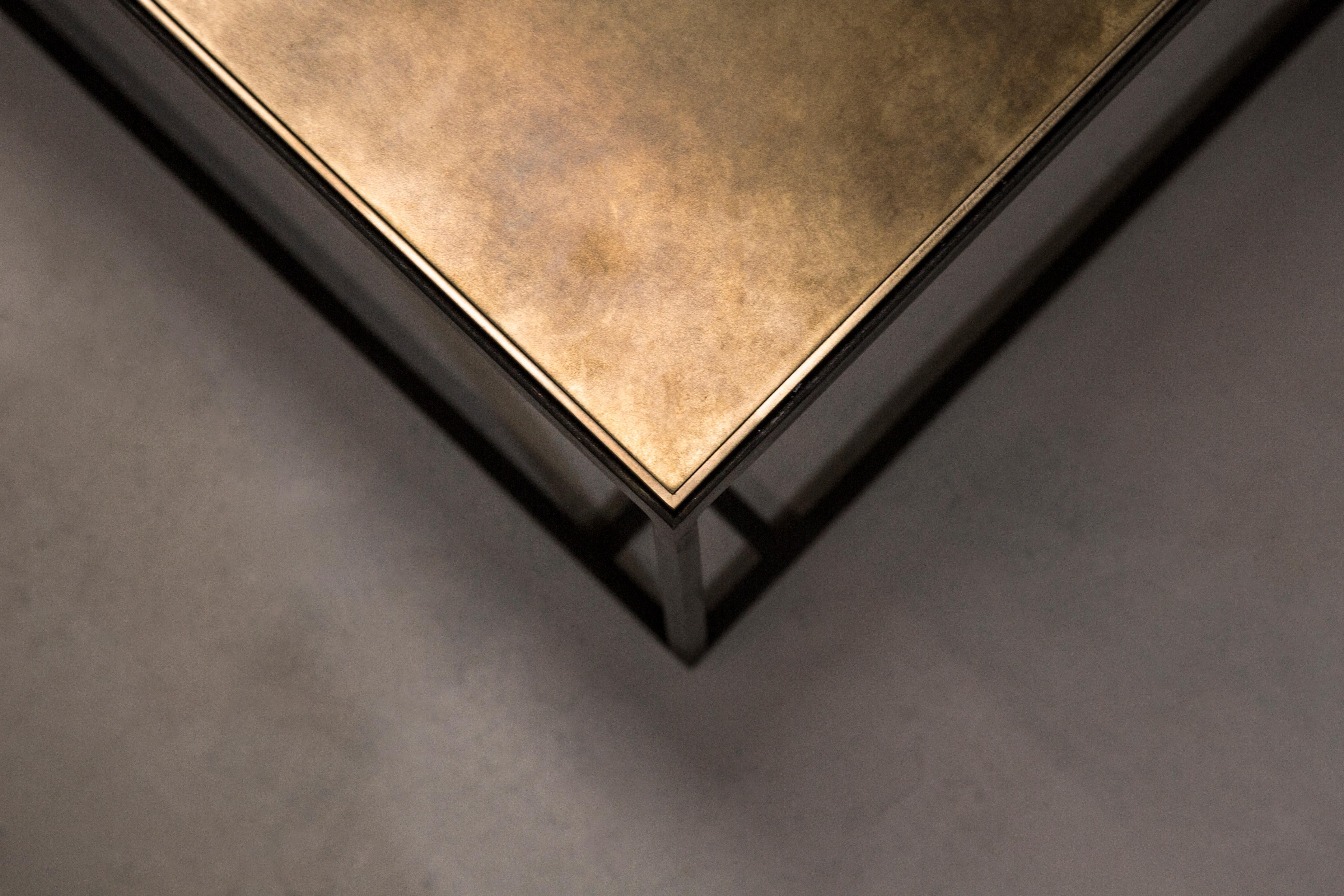 Britannique Table basse Binate très grande avec cadre en acier noirci et plateau en laiton patiné en vente