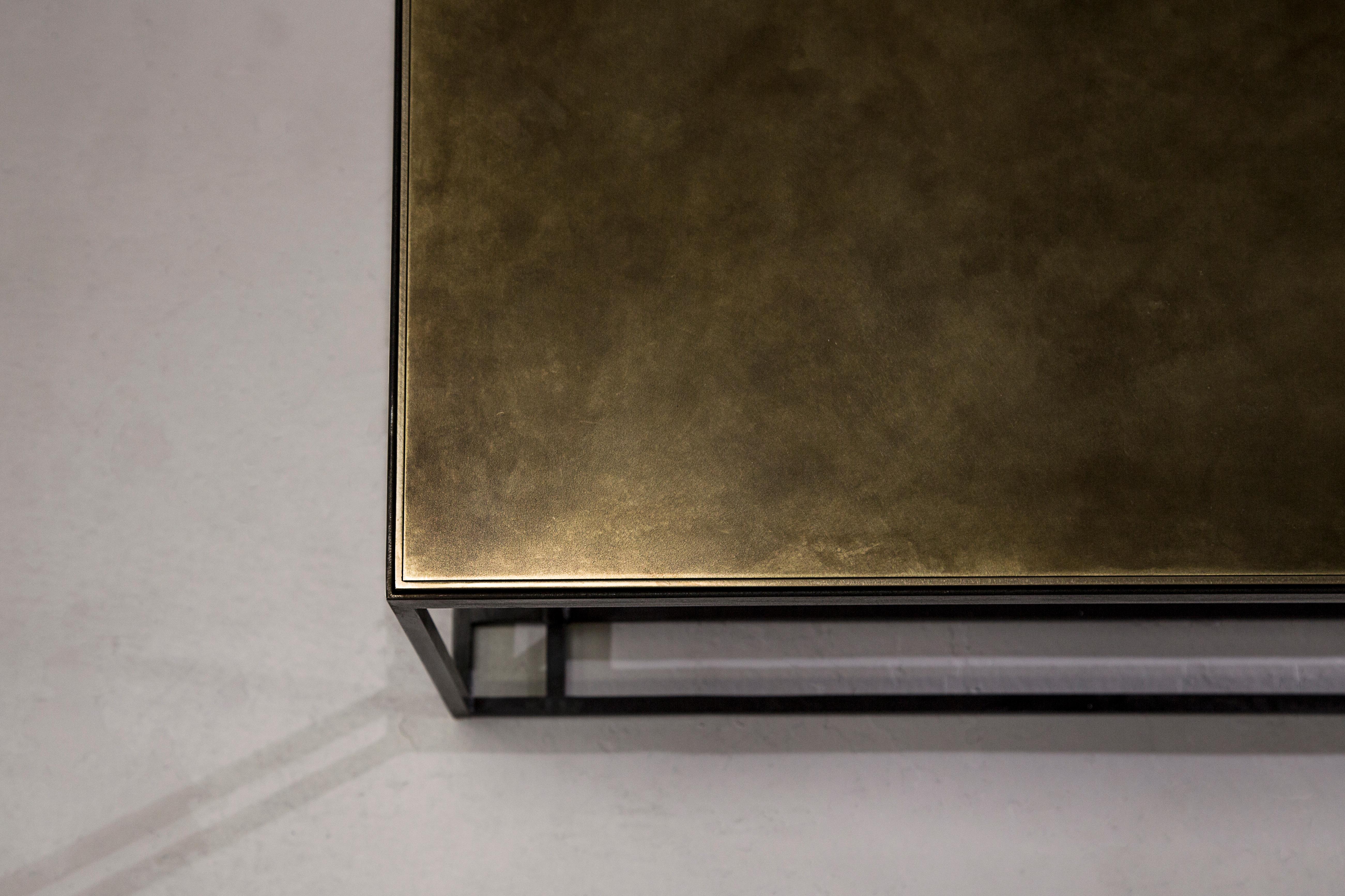 XXIe siècle et contemporain Table basse Binate très grande avec cadre en acier noirci et plateau en laiton patiné en vente