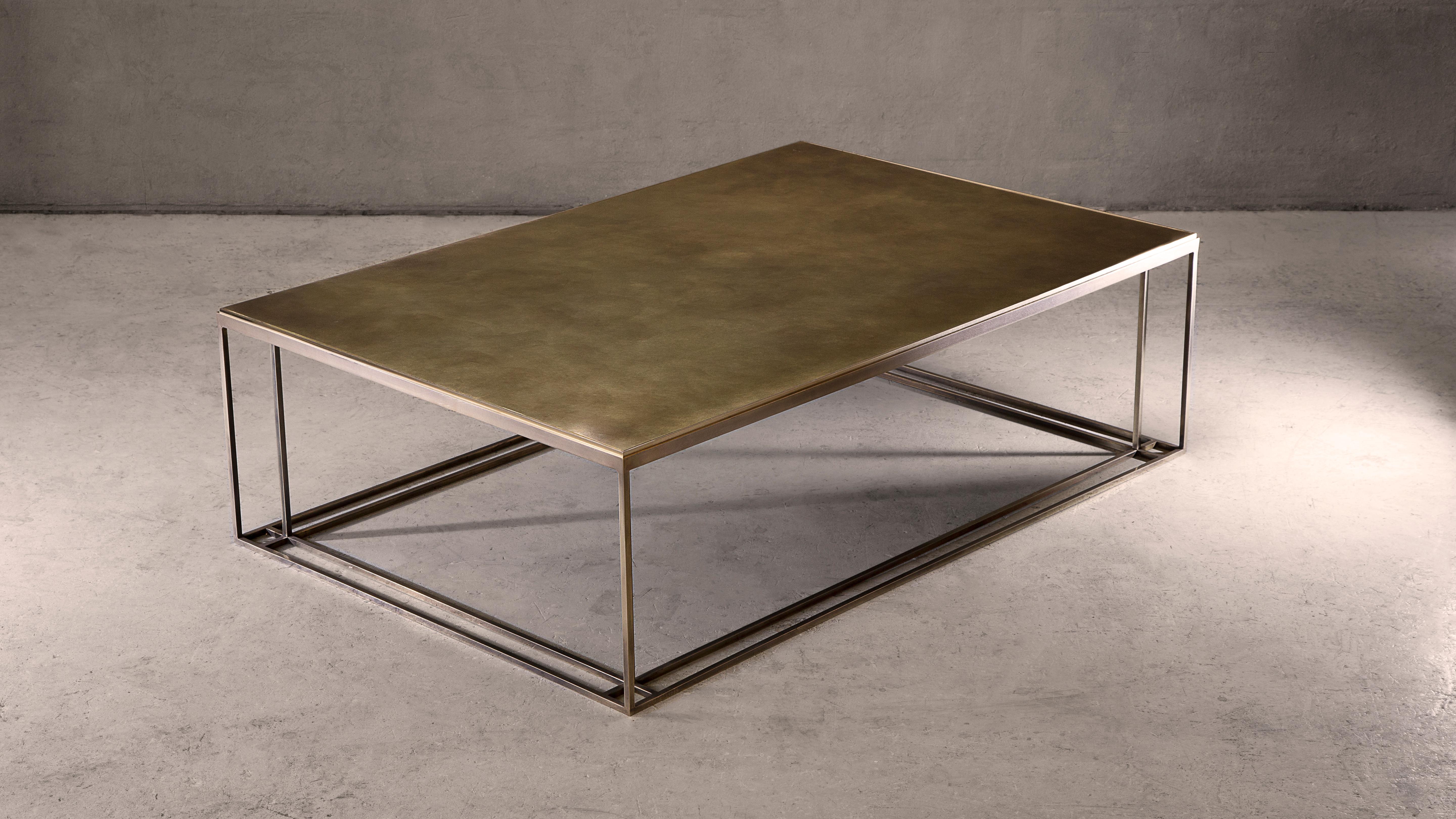 Mesa de centro de latón patinado. Hecho a mano por encargo en el Norte. Disponemos de acabados y tamaños a medida.

Medidas: 140 cm de ancho x 90 cm de fondo x 35 cm de alto.
Acabados y tamaños personalizados disponibles bajo pedido.

Fabricado