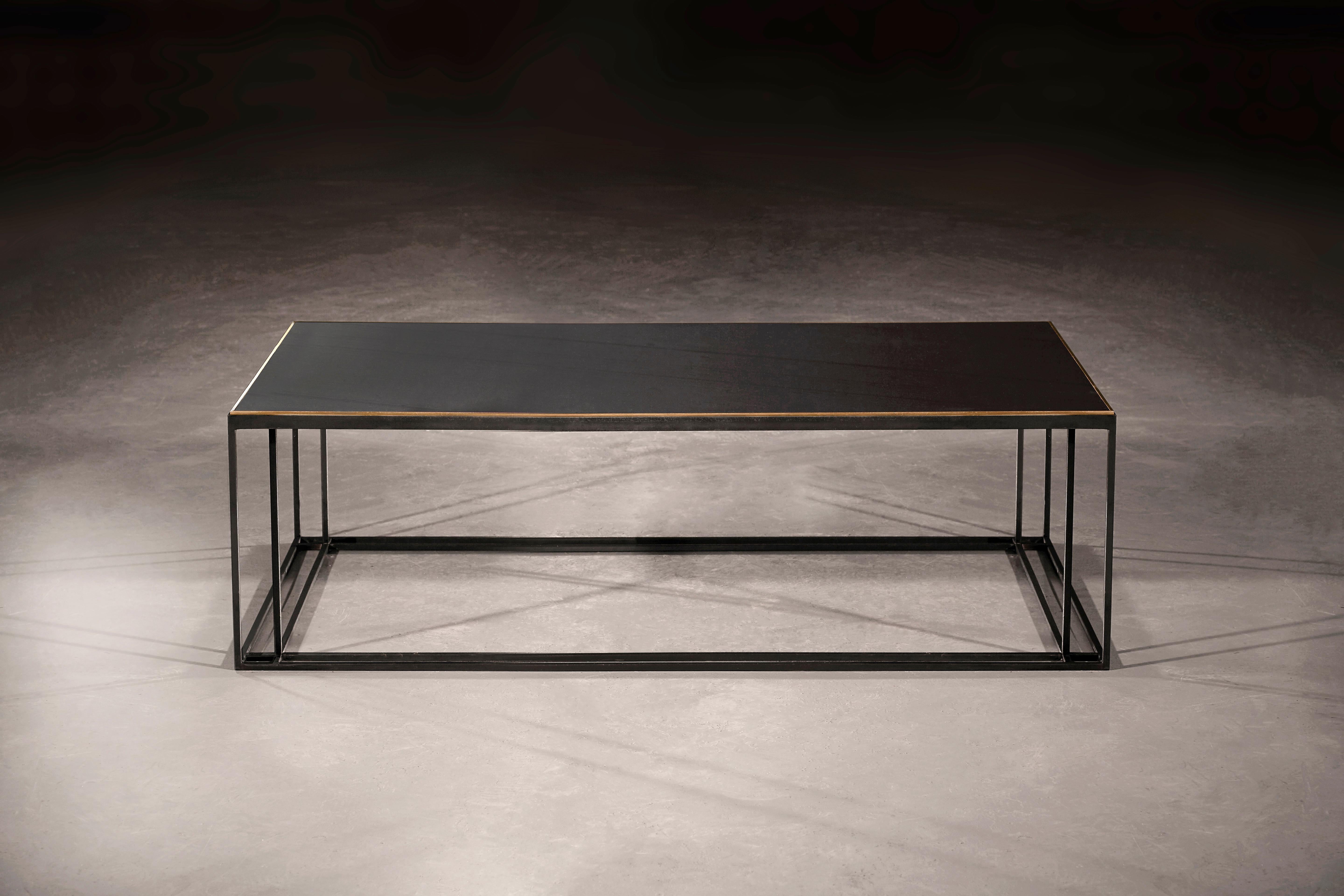 Art déco Petite table basse Binate avec cadre en acier noirci et plateau en ardoise de Cumbrian adouci en vente