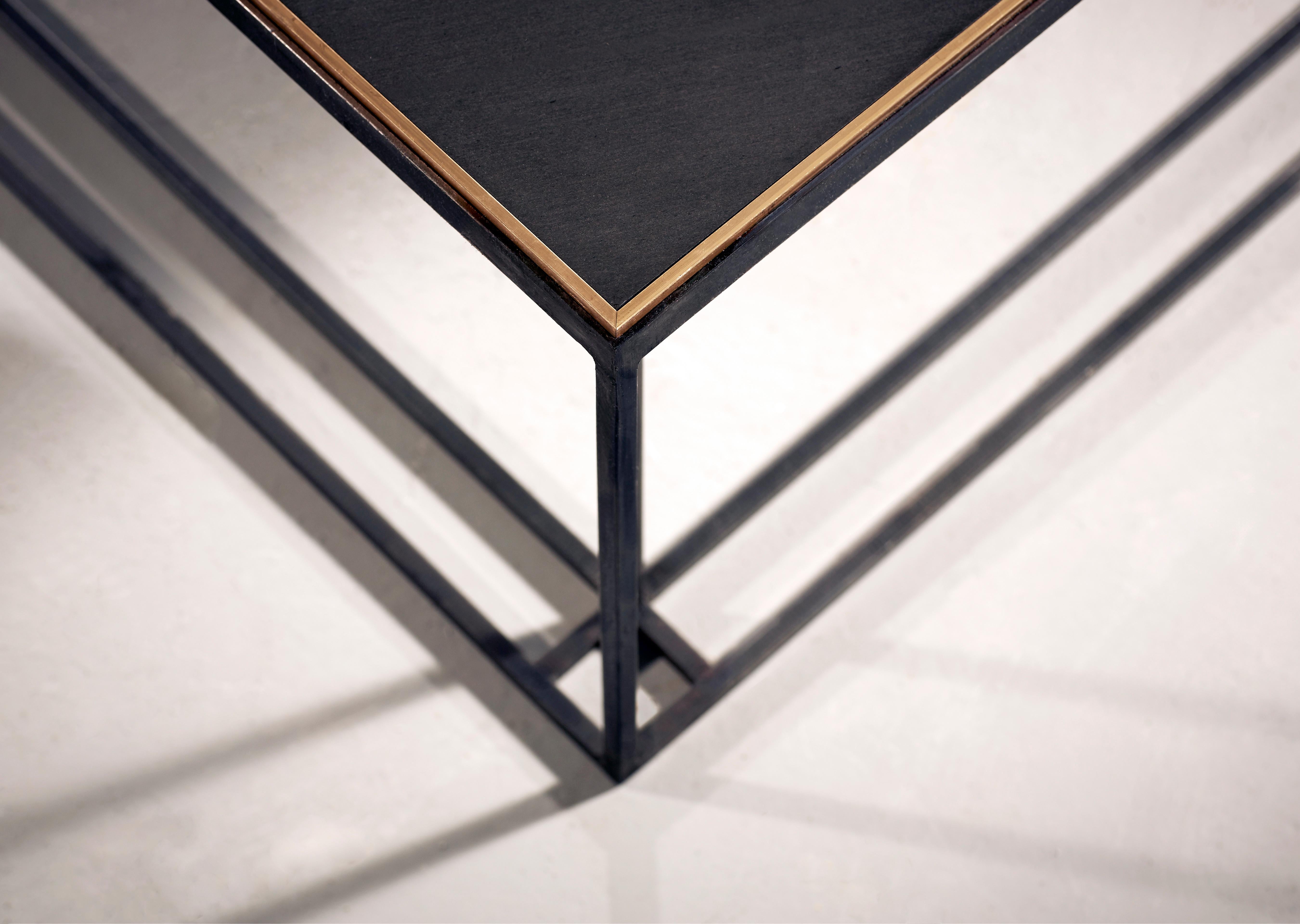 Brossé Petite table basse Binate avec cadre en acier noirci et plateau en ardoise de Cumbrian adouci en vente