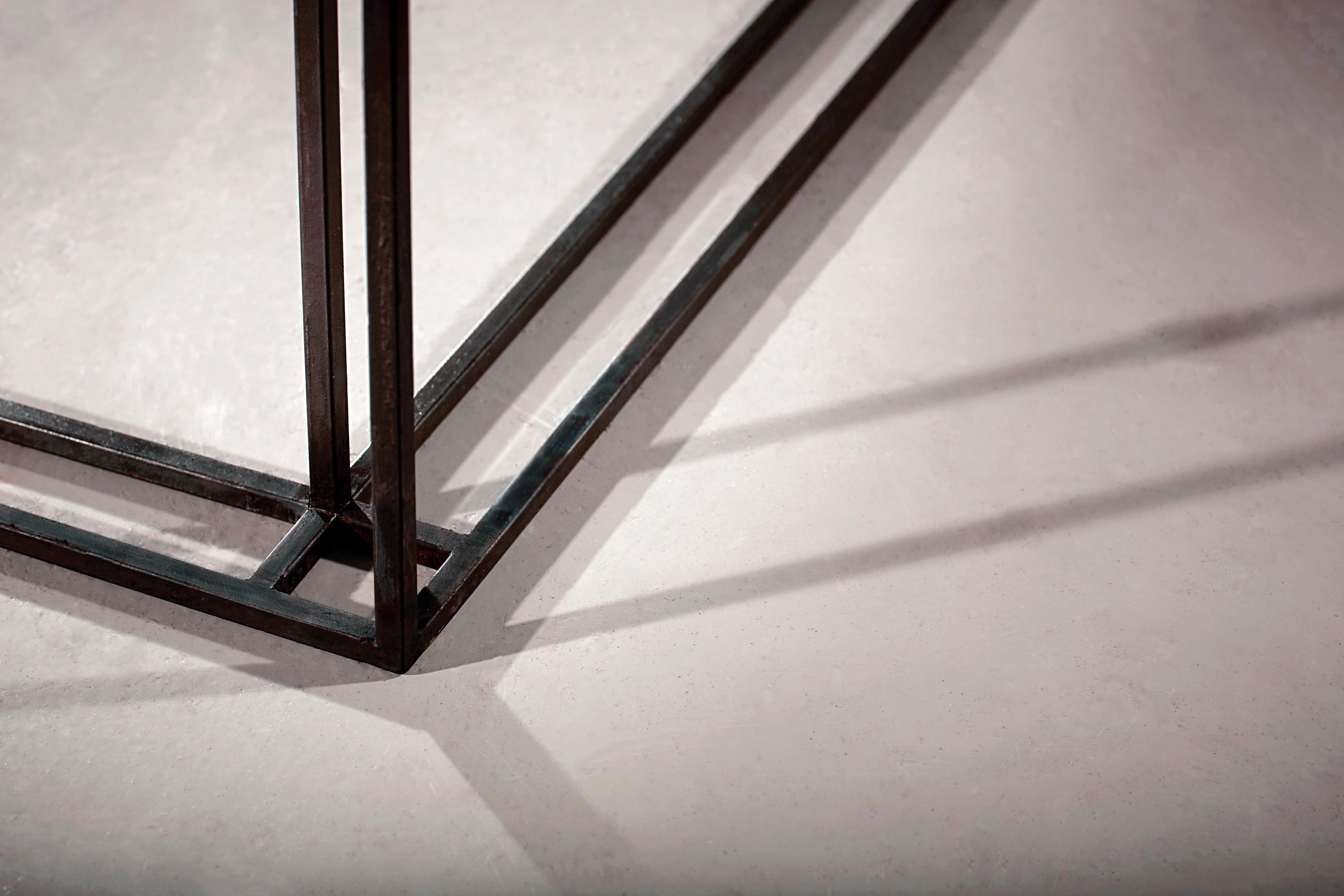 XXIe siècle et contemporain Petite table basse Binate avec cadre en acier noirci et plateau en ardoise de Cumbrian adouci en vente