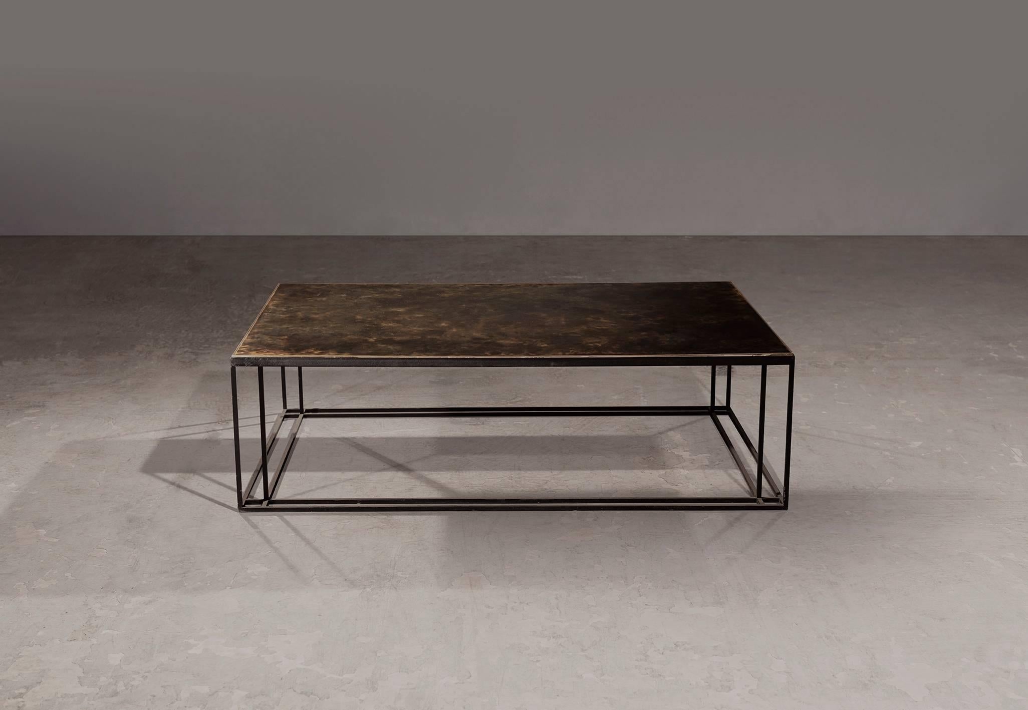 Art déco Petite table basse Binate avec cadre en acier noirci et plateau en laiton patiné en vente