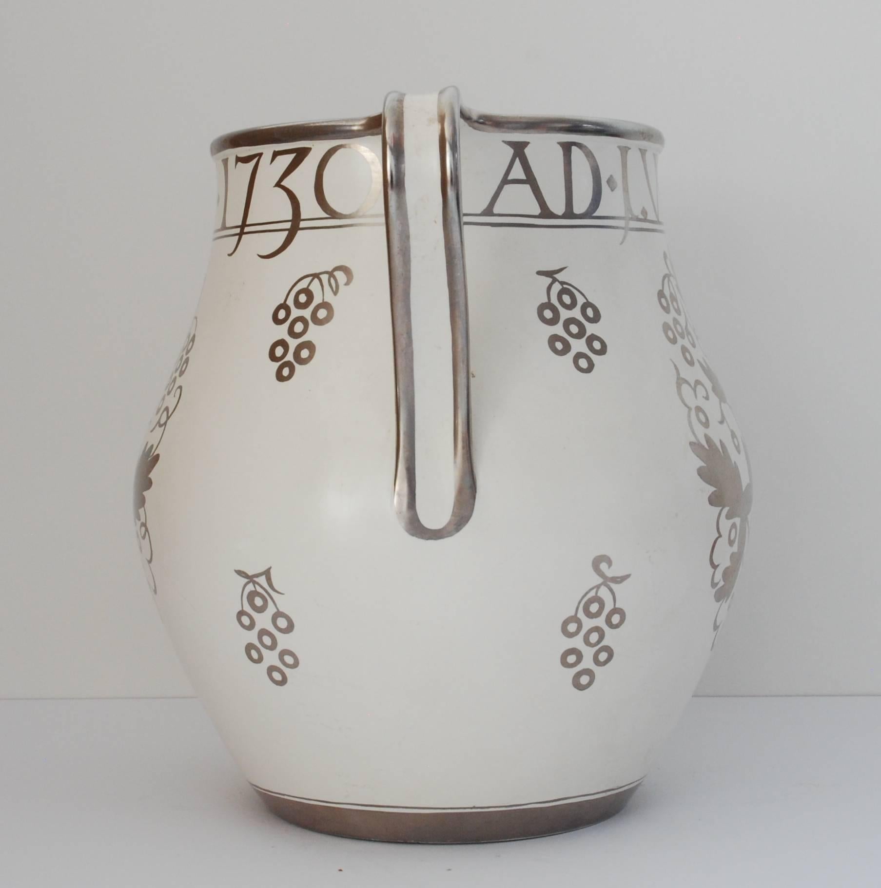 Vase mit zwei Henkeln aus cremefarbenem Geschirr, mit Mondsteinglasur und Platinlüsterdekor. Entworfen von Louise Powell anlässlich des zweihundertsten Geburtstags von Wedgwood. 

Die Datierung dieses Exemplars ist etwas rätselhaft. 50 Exemplare