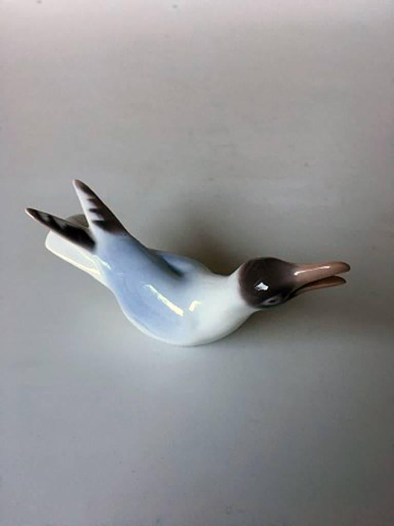 Bing & Grondahl figurine seagull crying #1809. Measures 9cm and is designed by Jens Peter Dahl Jensen.