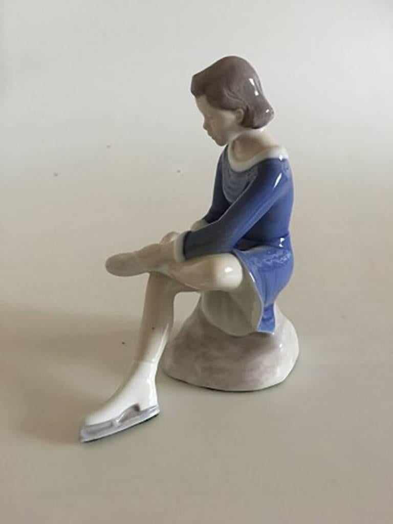 Bing & Grondahl figurine girl skating #2351. Measures: 15 cm, good condition and designed by Vita Thymann.
