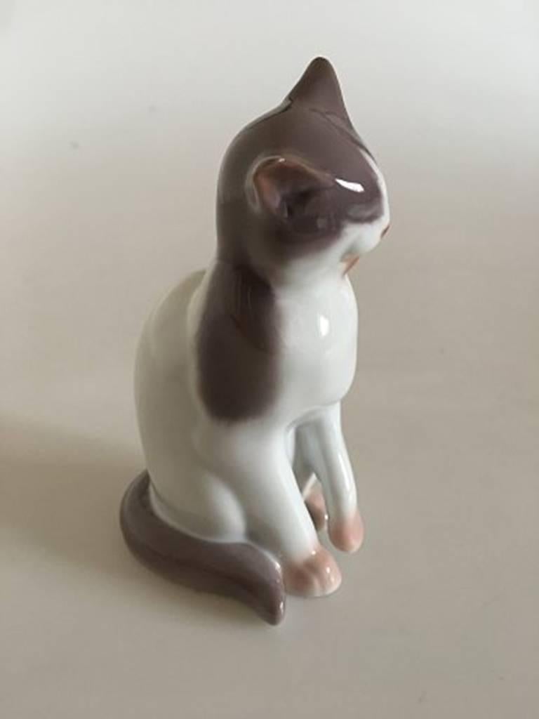 Bing & Grondahl figurine of cat #2466.

Measures 12 cm / 4 7/10 in.