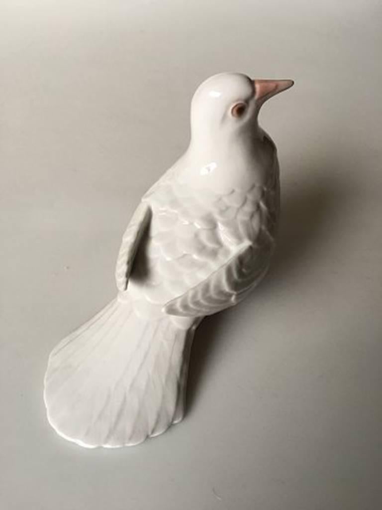 Bing & Grondahl figurine of pigeon with lowered tale #2540.

Measures: 6 cm / 2 1/3 inches.