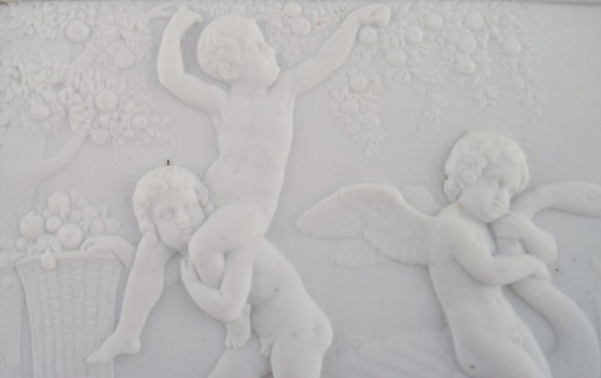 Bing & Grøndahl después de Thorvaldsen. 
Placa mural antigua de biscuit con putti y cisne en relieve. 
Años 1870 / 80.
Medidas: 15,5 x 12 cm.
En excelente estado.
Sellado.
1ª calidad de fábrica.