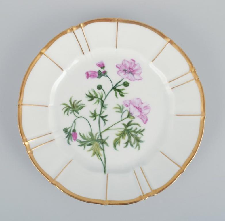 Bing and Grøndahl, four porcelain plates in Flora Danica style with gold decoration.
Hand-painted with Flora Danica motifs.
1930s
In excellent condition.
Marked.
Second factory quality.
Measurements: D 21.5 cm.


