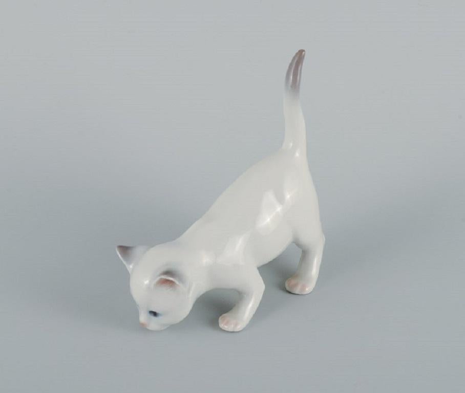 Bing and Grøndahl, kitten in porcelain.
Model number 2507.
Mid-20th century.
The stamp.
In great condition.
Measurements: D 16.0 x H 13.5 cm.
      