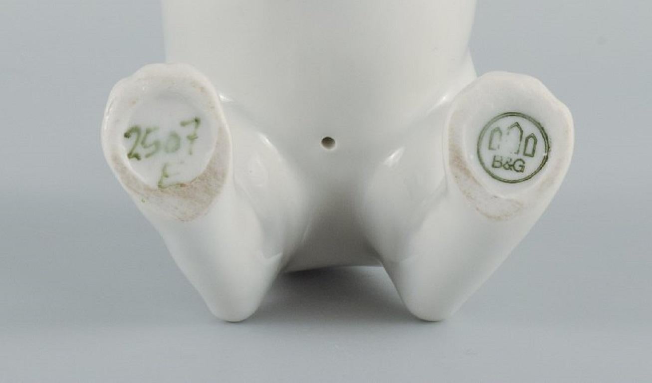 Porcelain Bing and Grøndahl, kitten in porcelain. Mid-20th century.