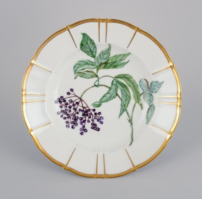 Bing and Grøndahl, three deep porcelain plates in Flora Danica style with gold decoration.
Hand painted with Flora Danica motifs. 
1933.
In excellent condition.
Marked.
Second factory quality.
Measurements: D 24,0 x 4,5 cm.