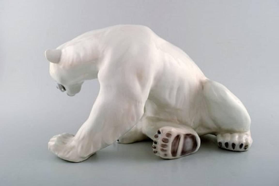 Bing and Grondahl/ B&G. Knud Kyhn. Polar bear in porcelain, no. 1857, mid-20 century.
1st. assortment. In perfect condition.
Measures: H 21, L 33 cm.
Stamped.