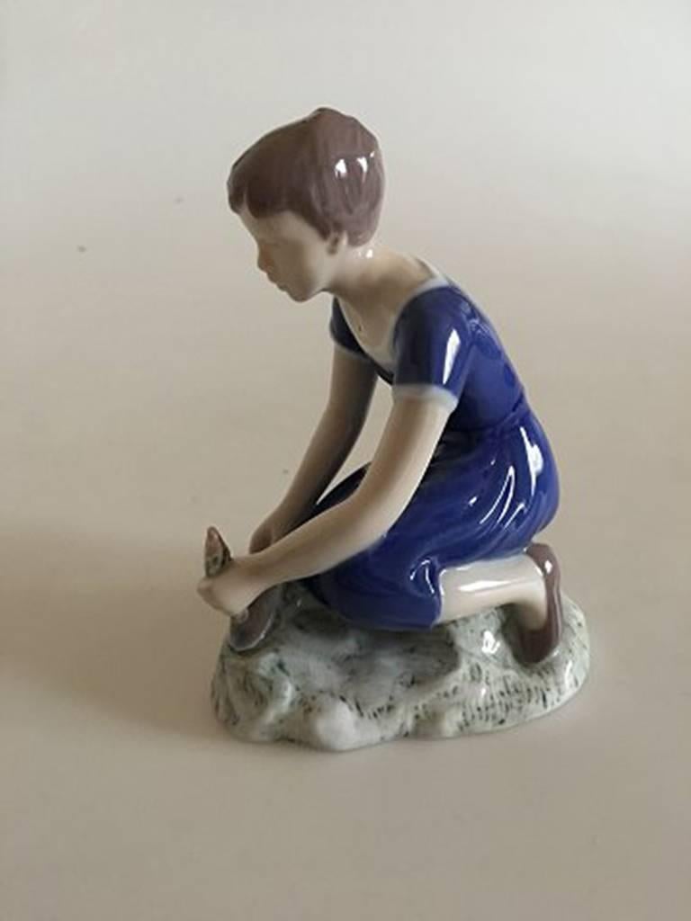 Bing & Grondahl garden girl #2356. Measures 14.5 cm and is in good condition.